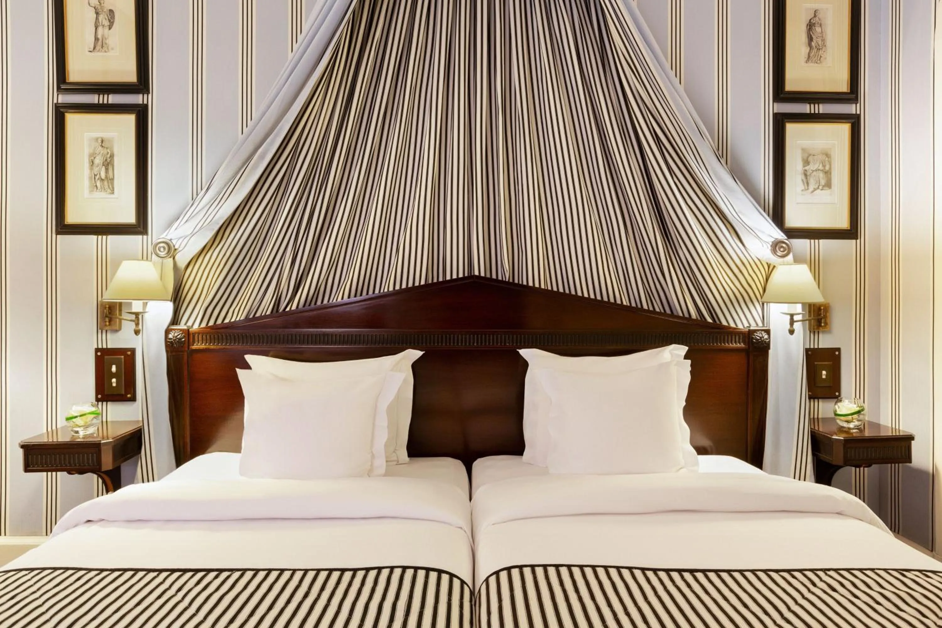 Photo of the whole room, Bed in Le Dokhan's Paris Arc de Triomphe, a Tribute Portfolio Hotel