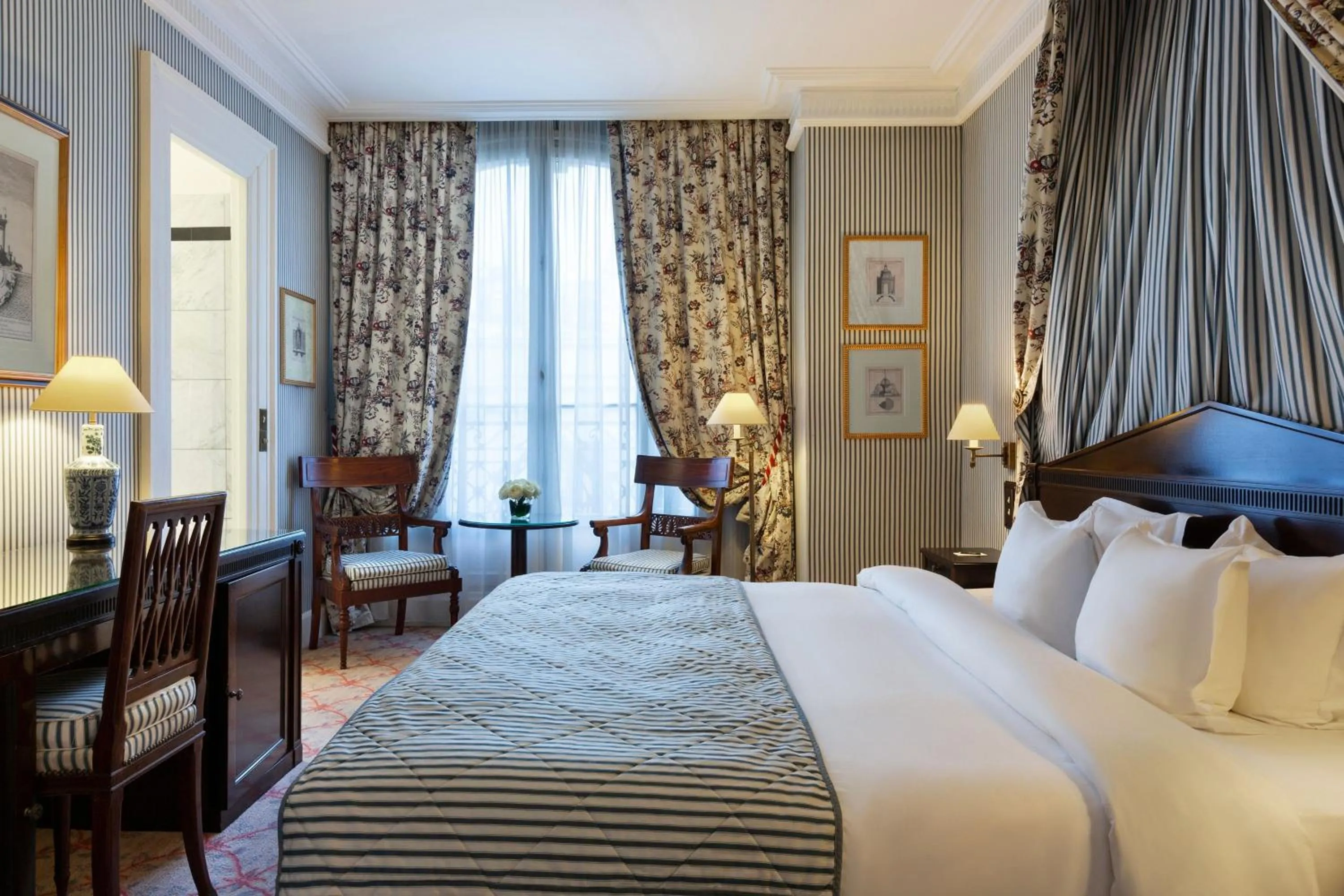 Photo of the whole room, Bed in Le Dokhan's Paris Arc de Triomphe, a Tribute Portfolio Hotel