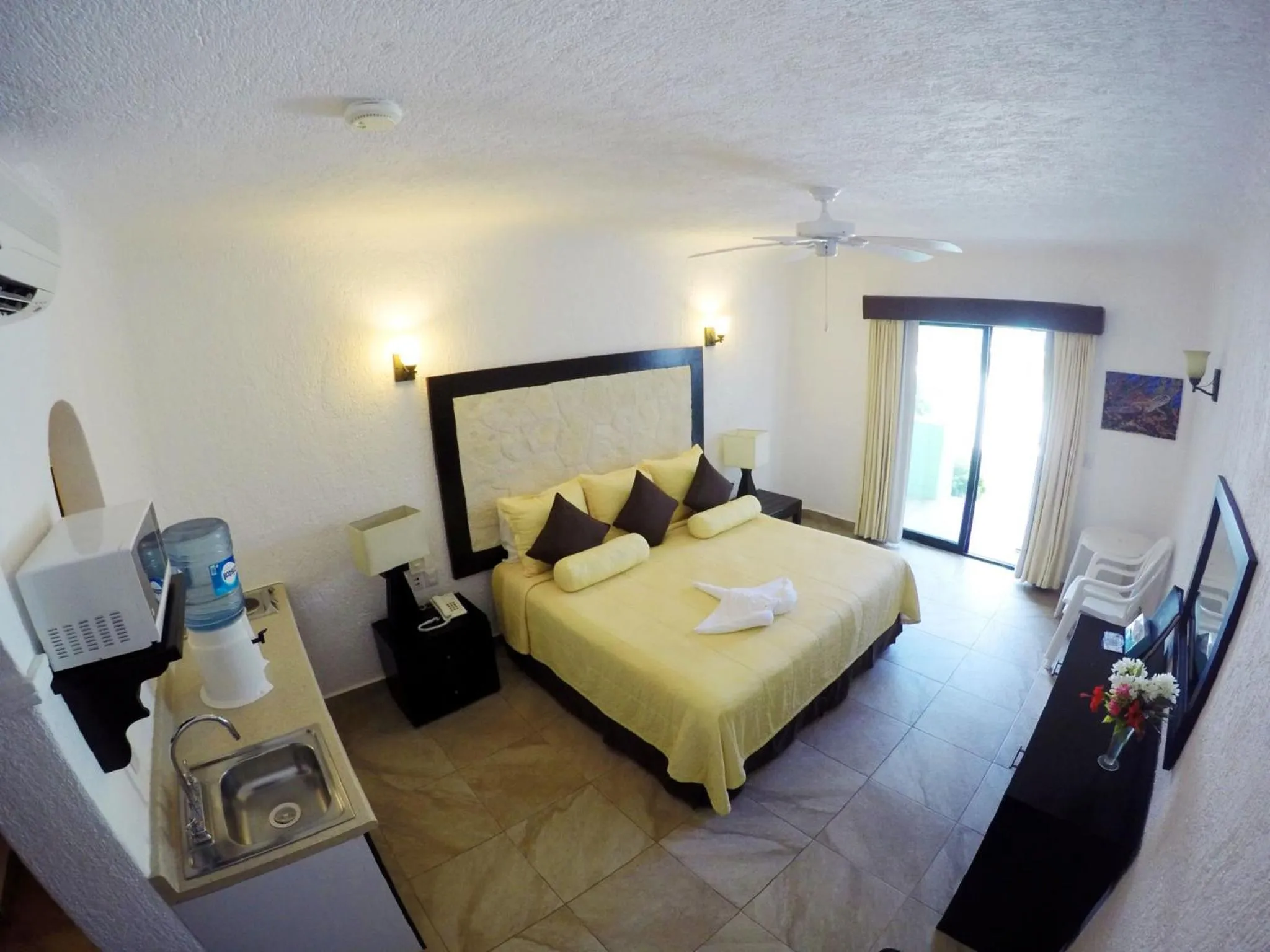 Photo of the whole room, Bed in Hotel Club Akumal Caribe