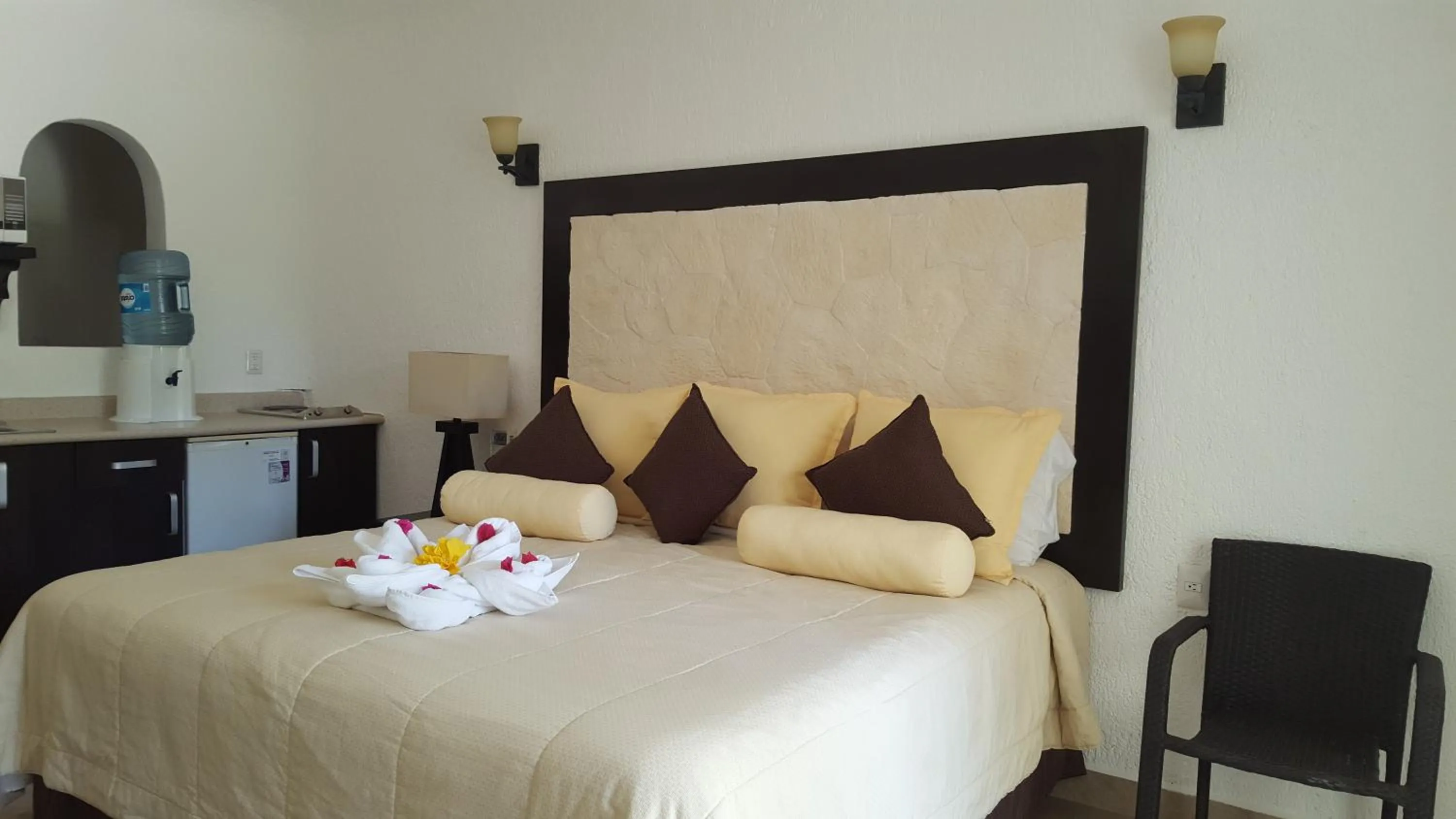 Photo of the whole room, Bed in Hotel Club Akumal Caribe