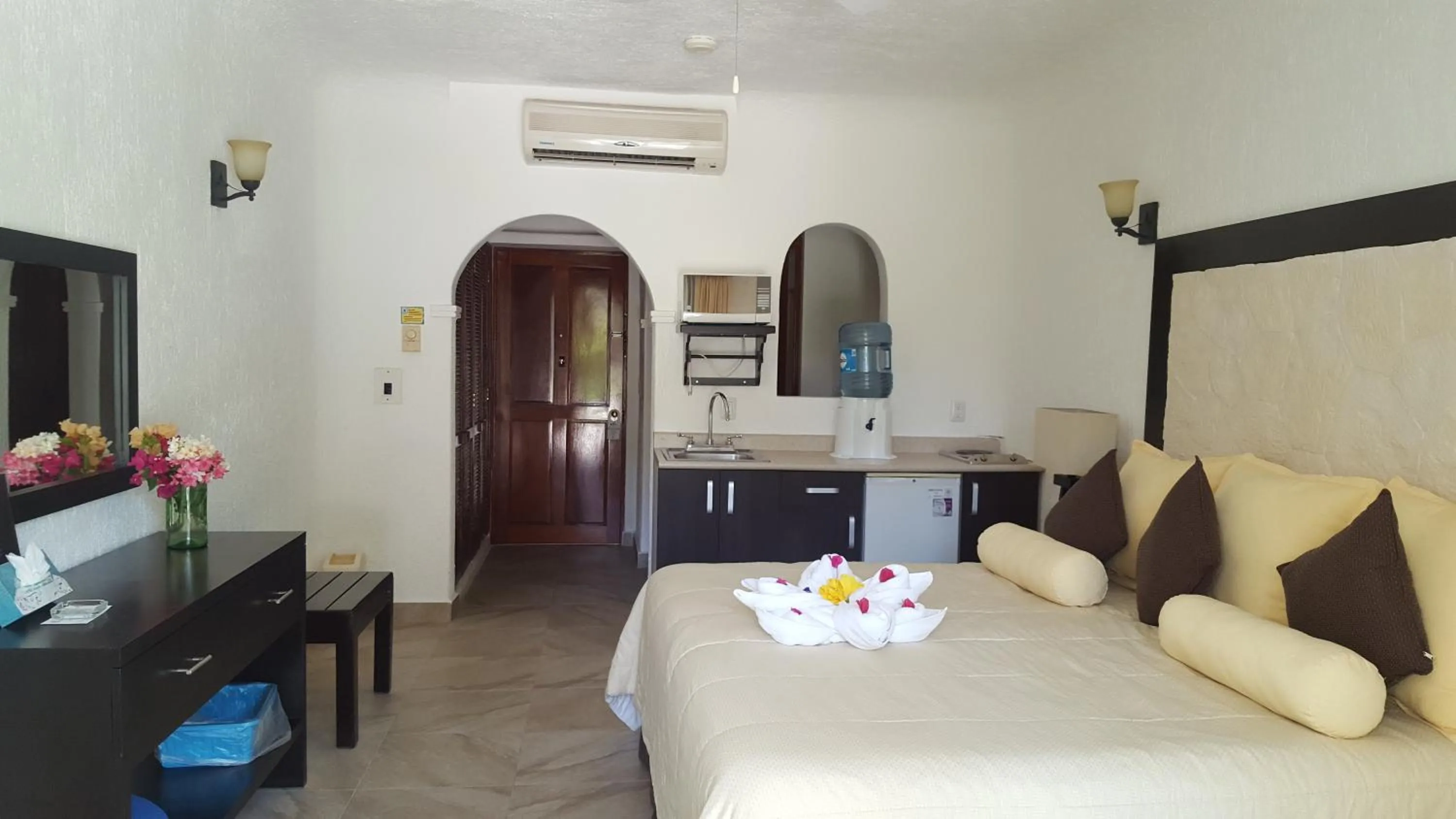 Photo of the whole room, Bed in Hotel Club Akumal Caribe