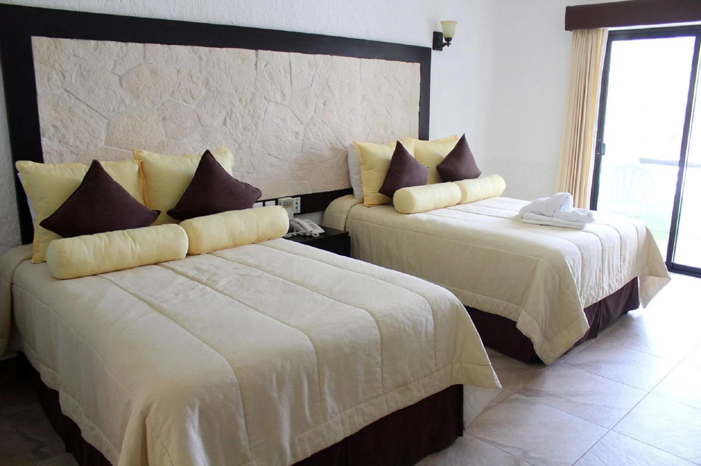 Photo of the whole room, Bed in Hotel Club Akumal Caribe