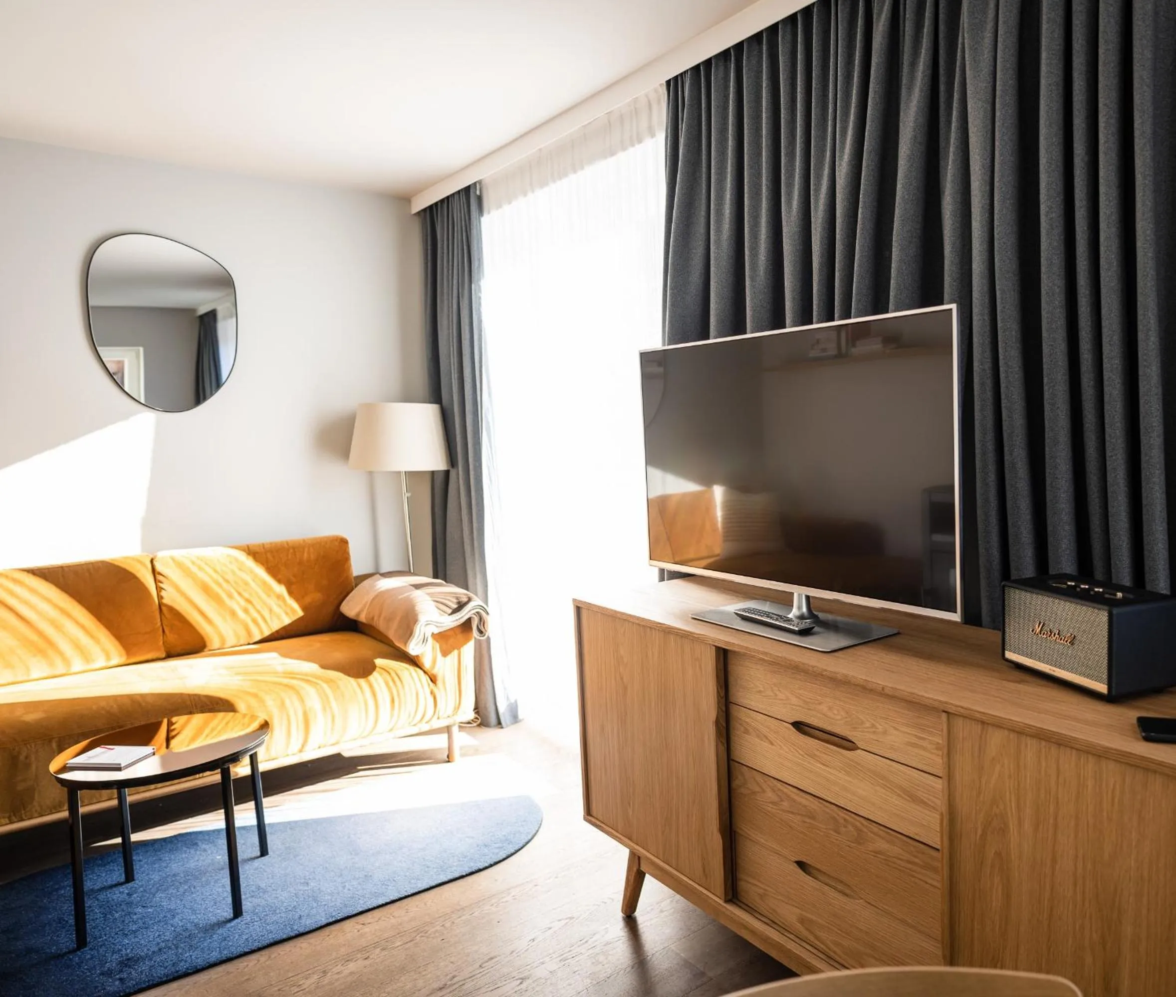 Living room, Bed in Exklusive Seeappartements beim Elfenhaus