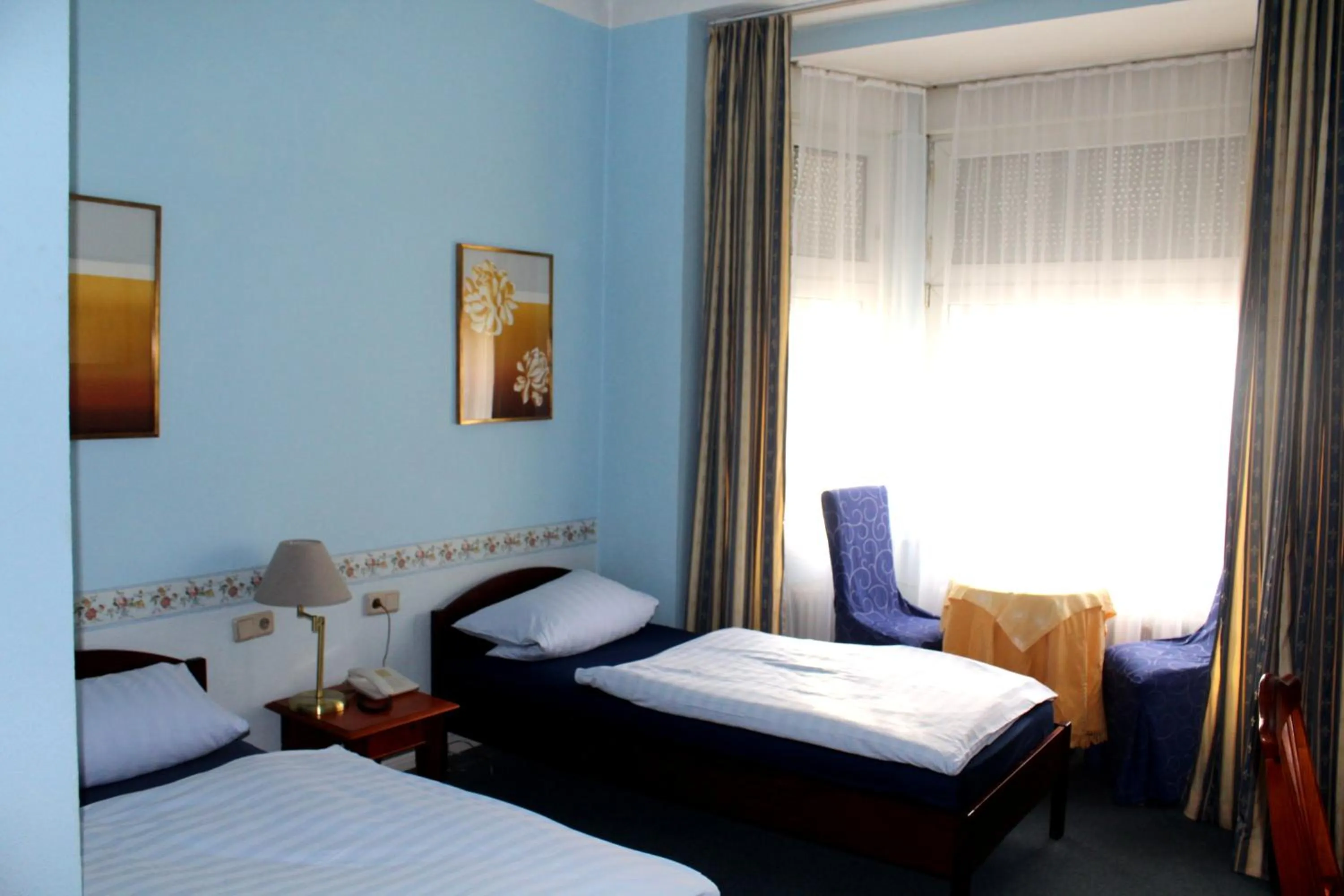 Photo of the whole room, Bed in Hotel Am Roonplatz
