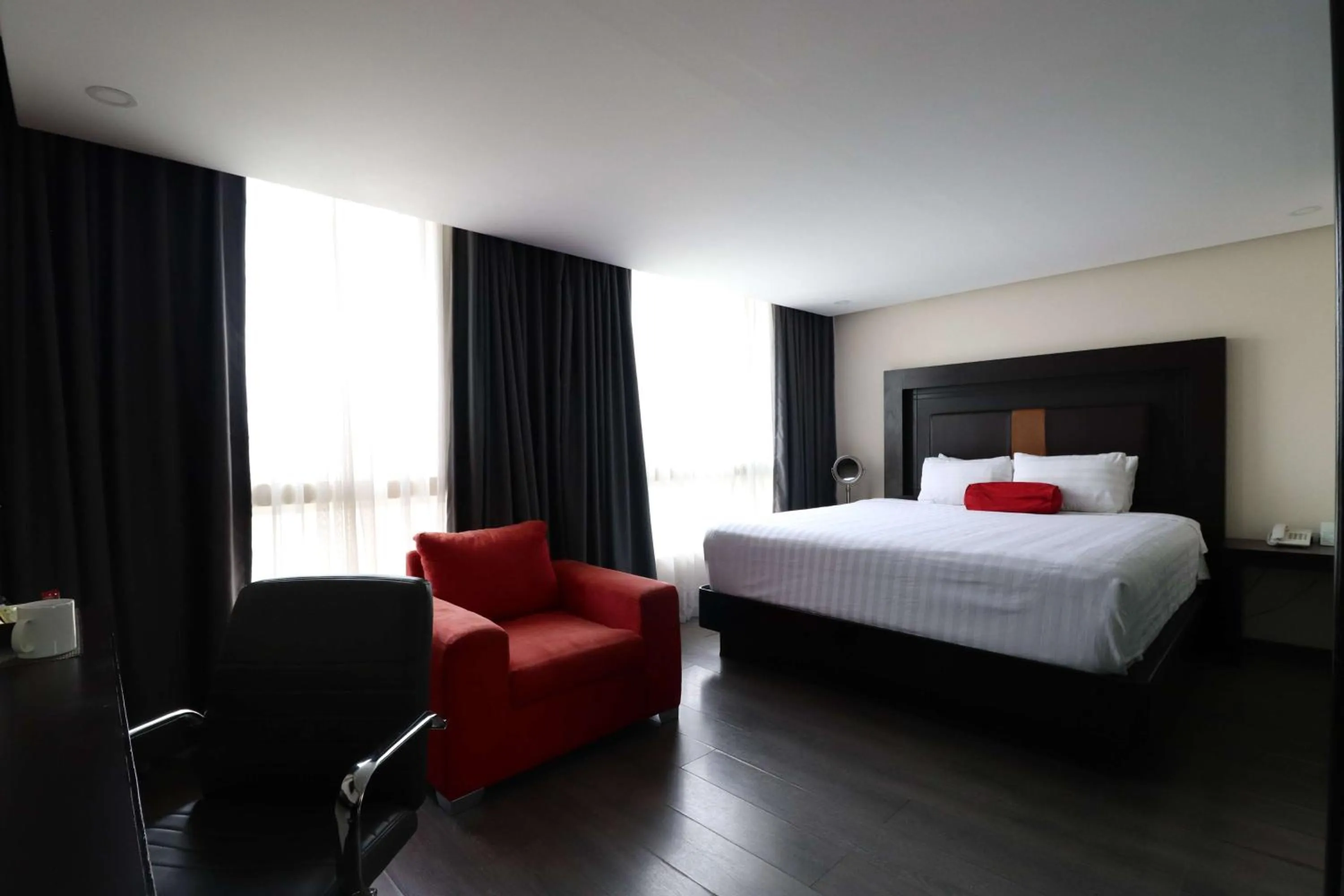 Bedroom, Bed in Best Western Plus Metepec & Suites