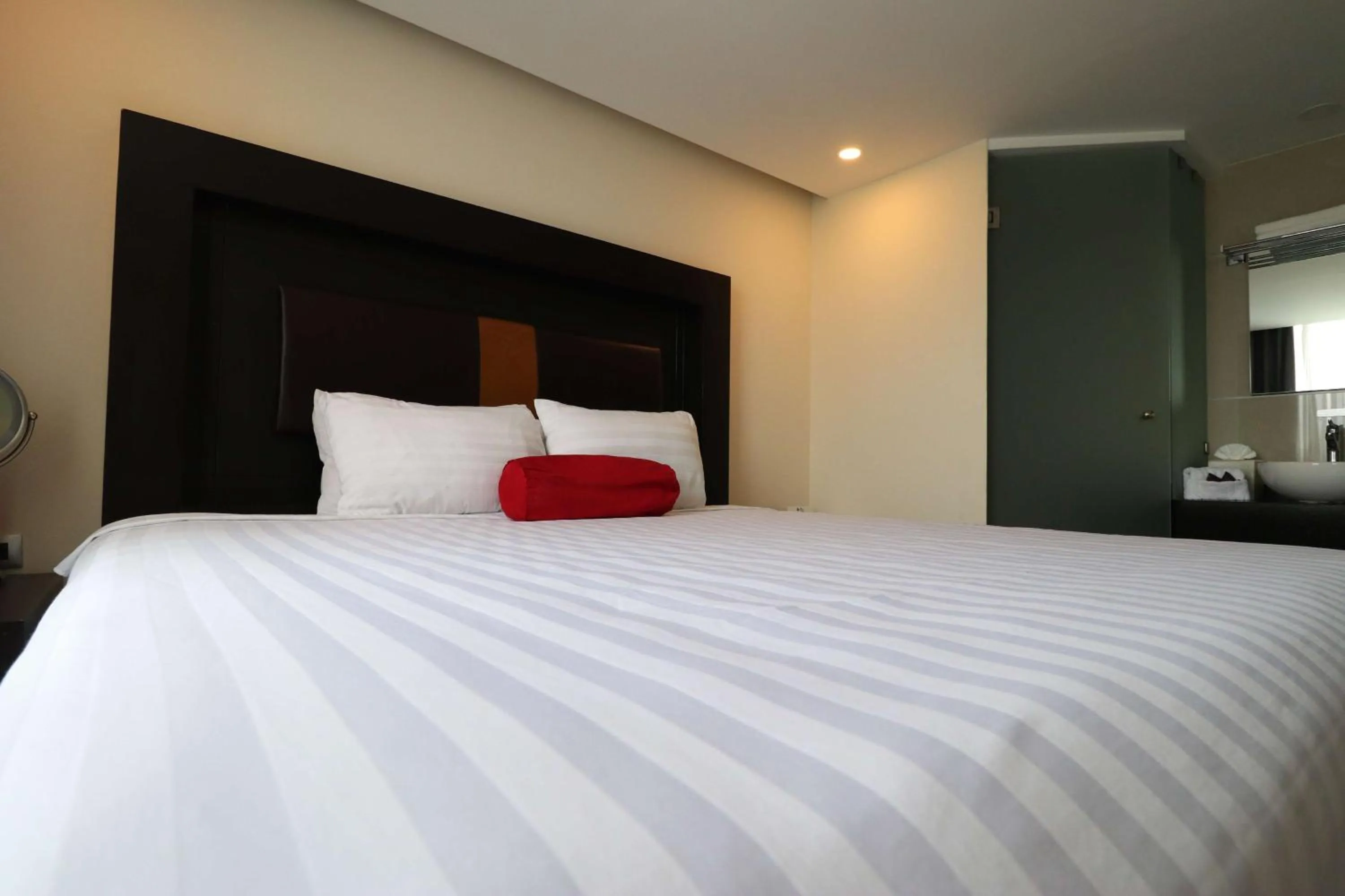 Bedroom, Bed in Best Western Plus Metepec & Suites