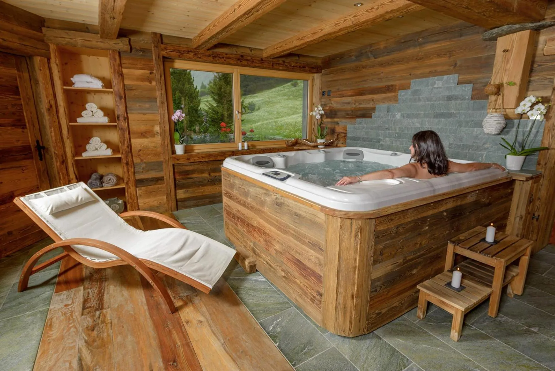 Hot Tub in Au Bivouac de Napoléon et Spa