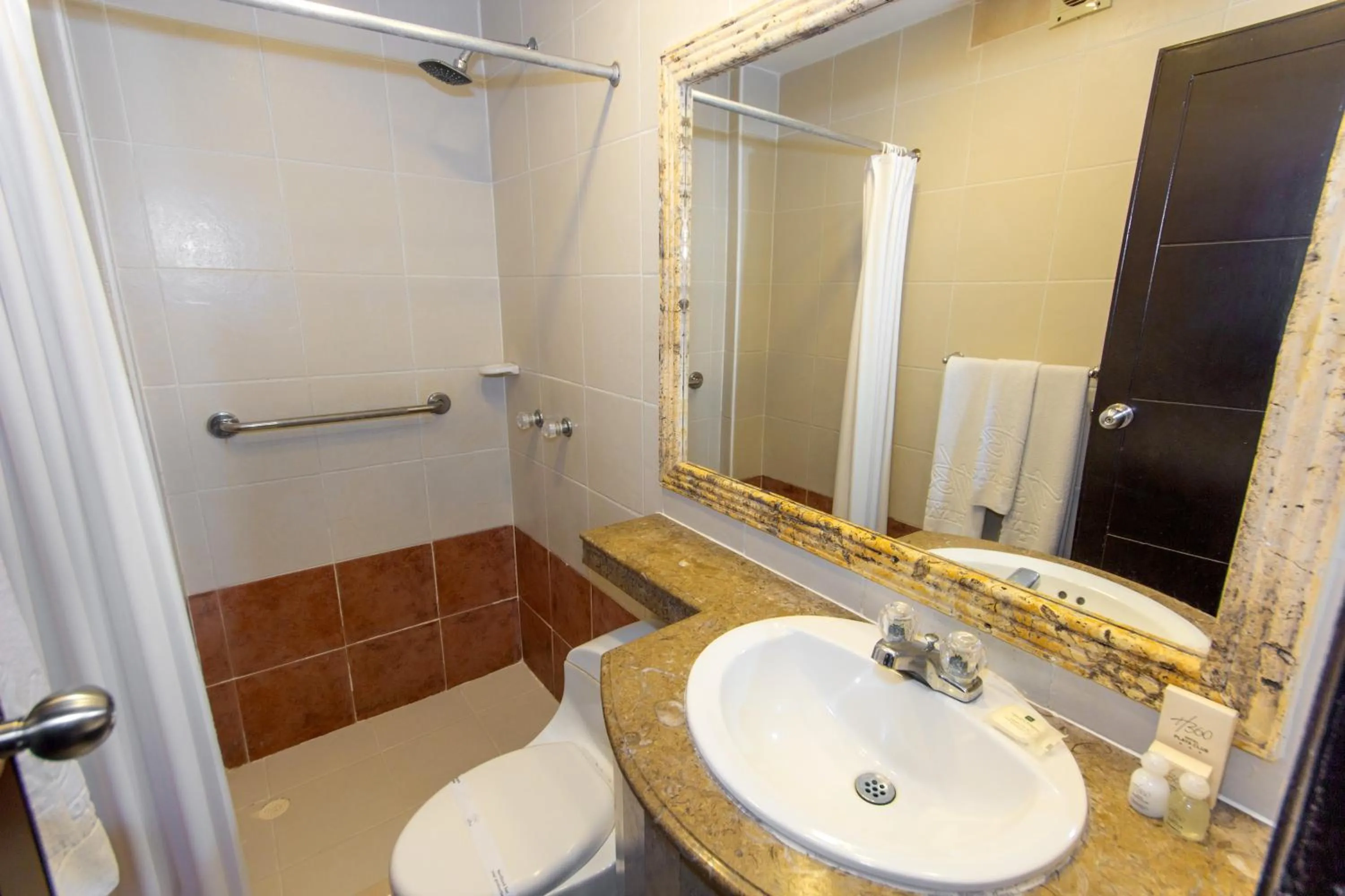 Shower in Hotel Playa Club