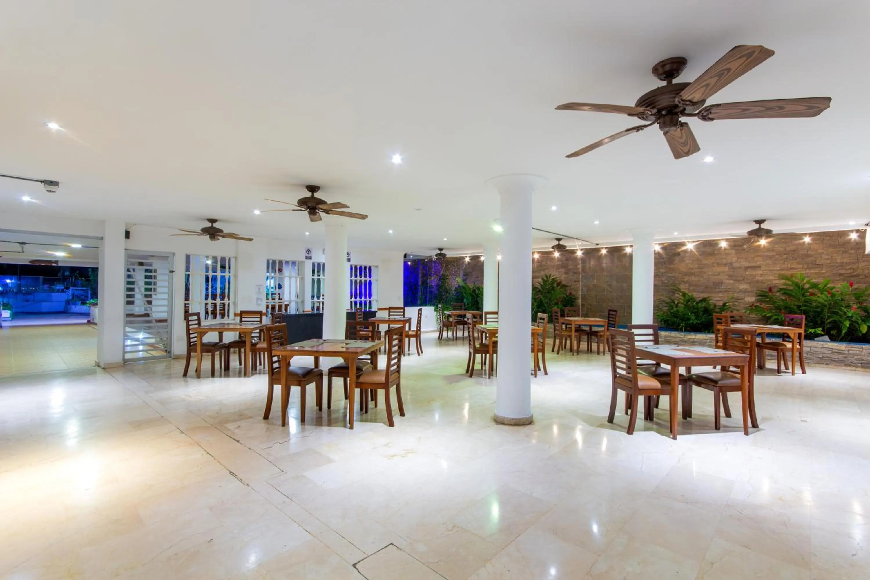 Restaurant/places to eat in Hotel Playa Club