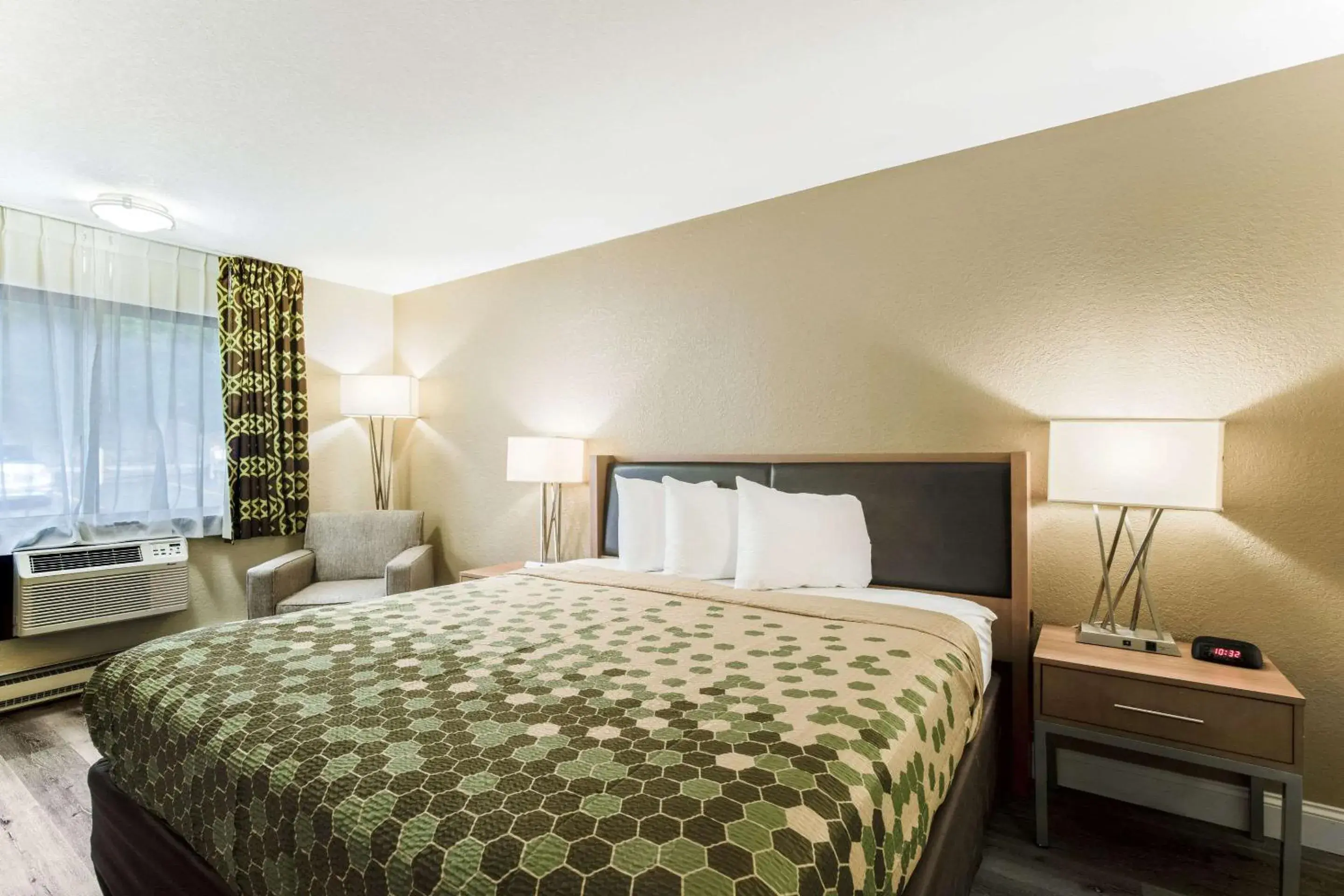 King Room in Econo Lodge Madison East King Room in Econo Lodge Madison East