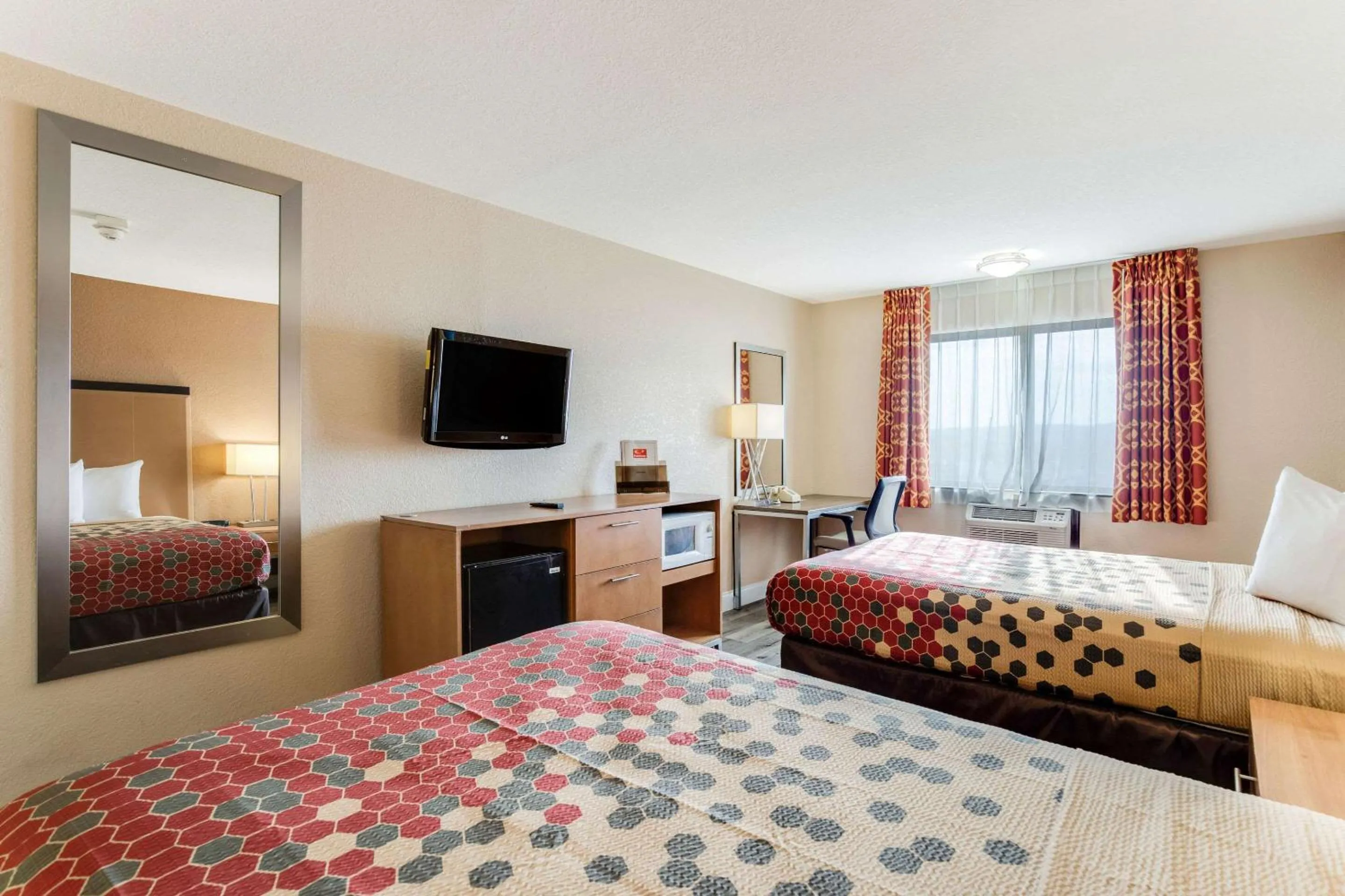 Bedroom, Bed in Econo Lodge Madison East