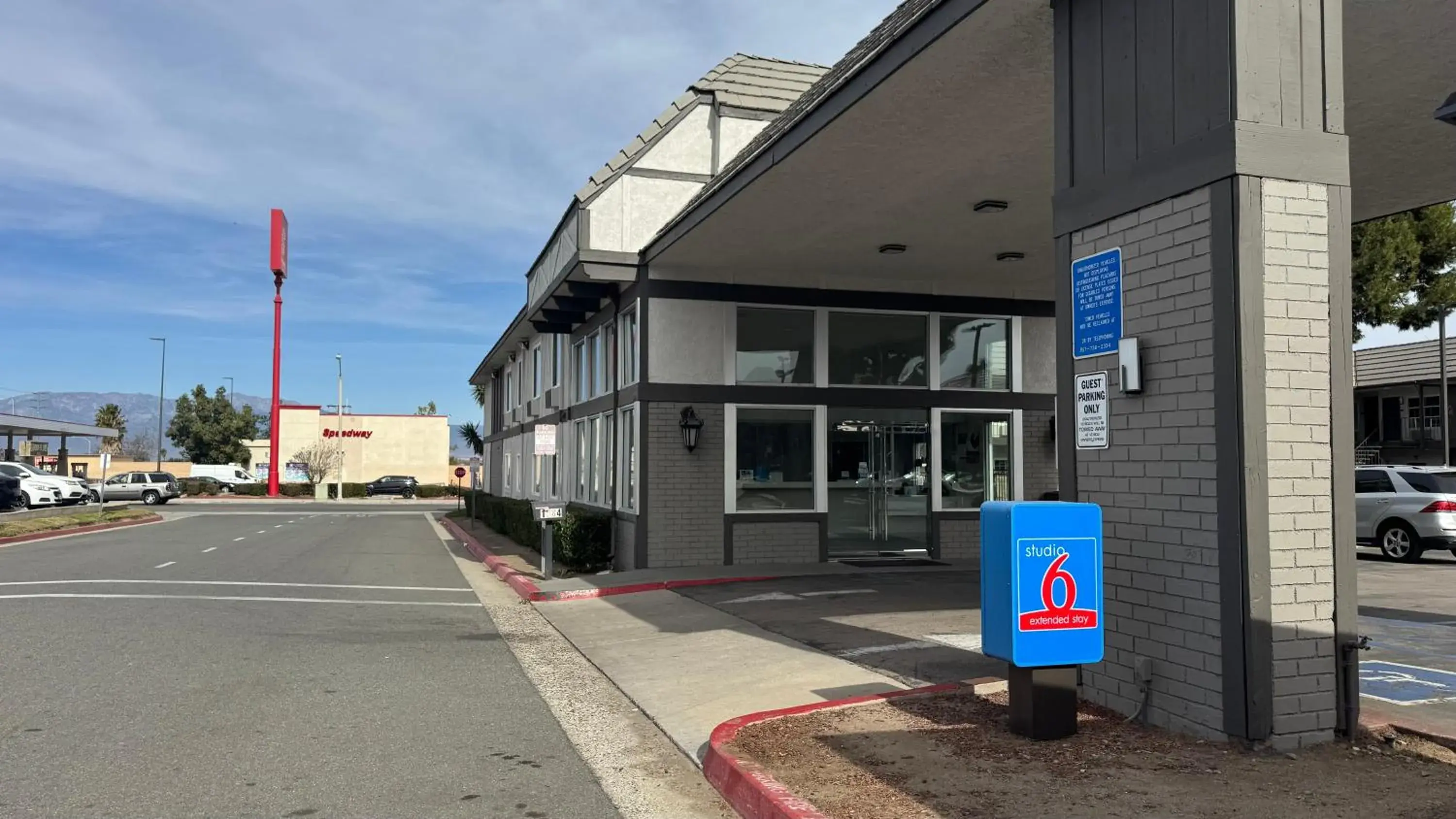 Property building in Studio 6 Corona, CA West Property building in Studio 6 Corona, CA West