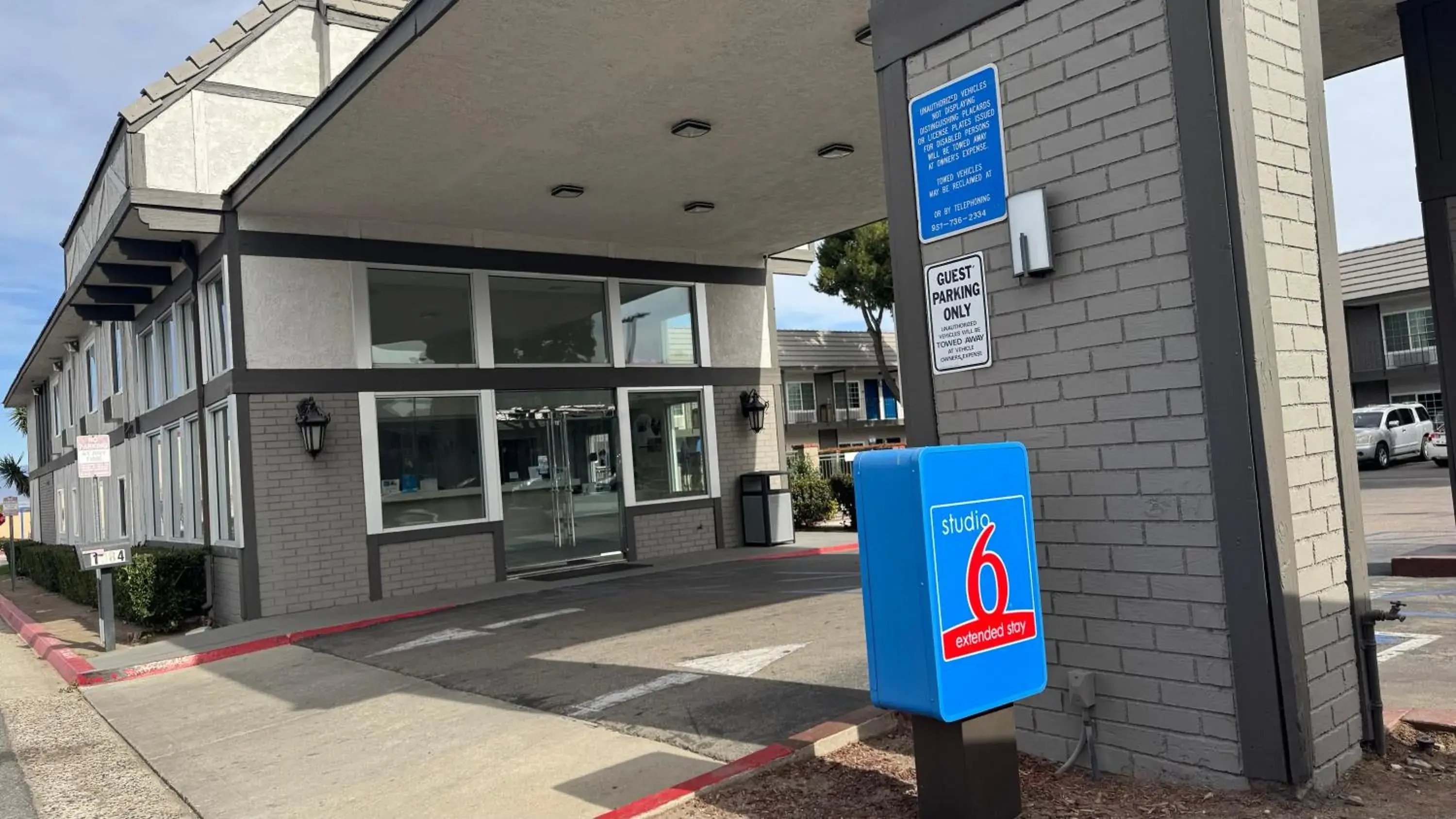 Property building in Studio 6 Corona, CA West Property building in Studio 6 Corona, CA West