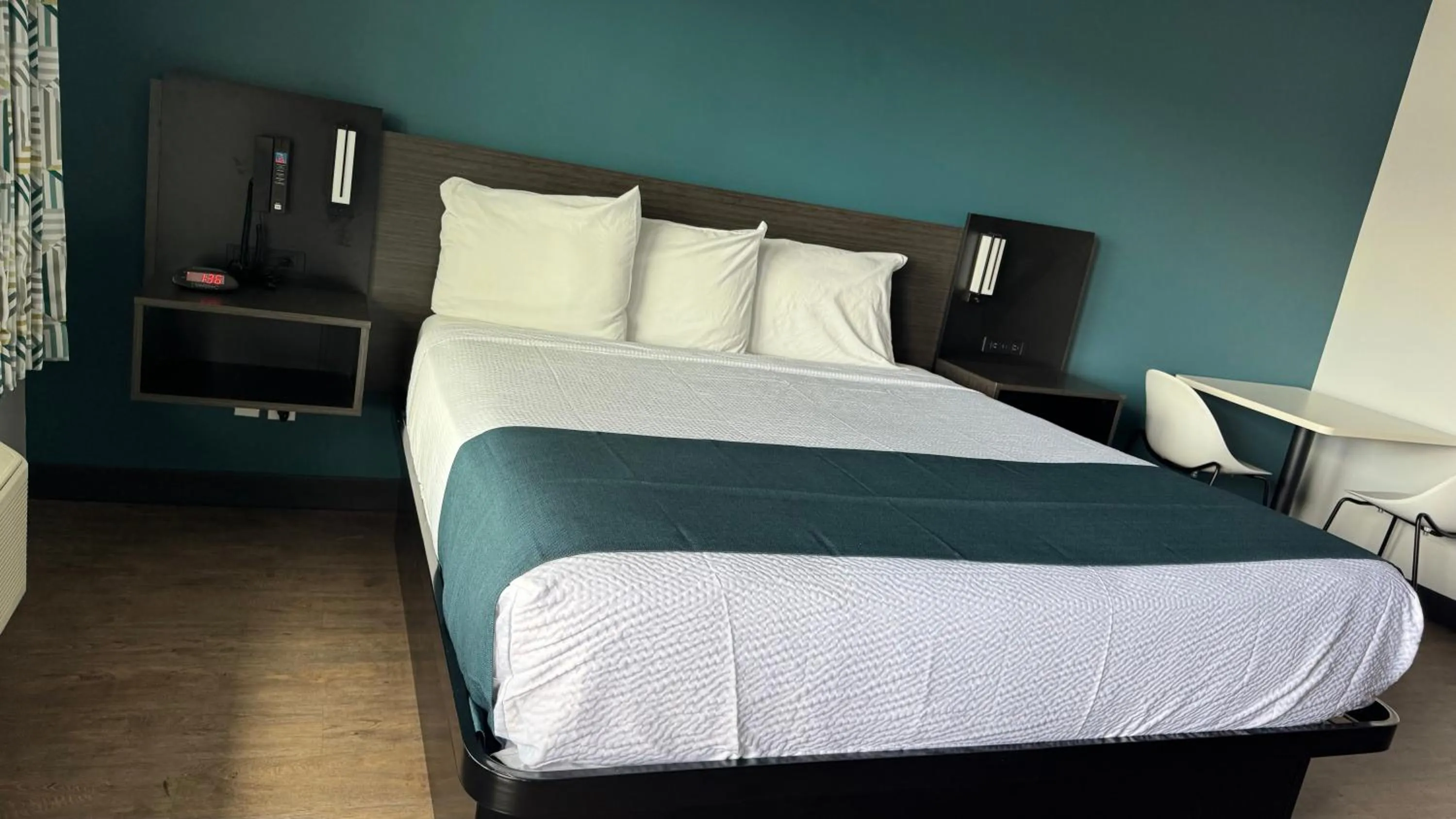 Bedroom, Bed in Studio 6 Corona, CA West