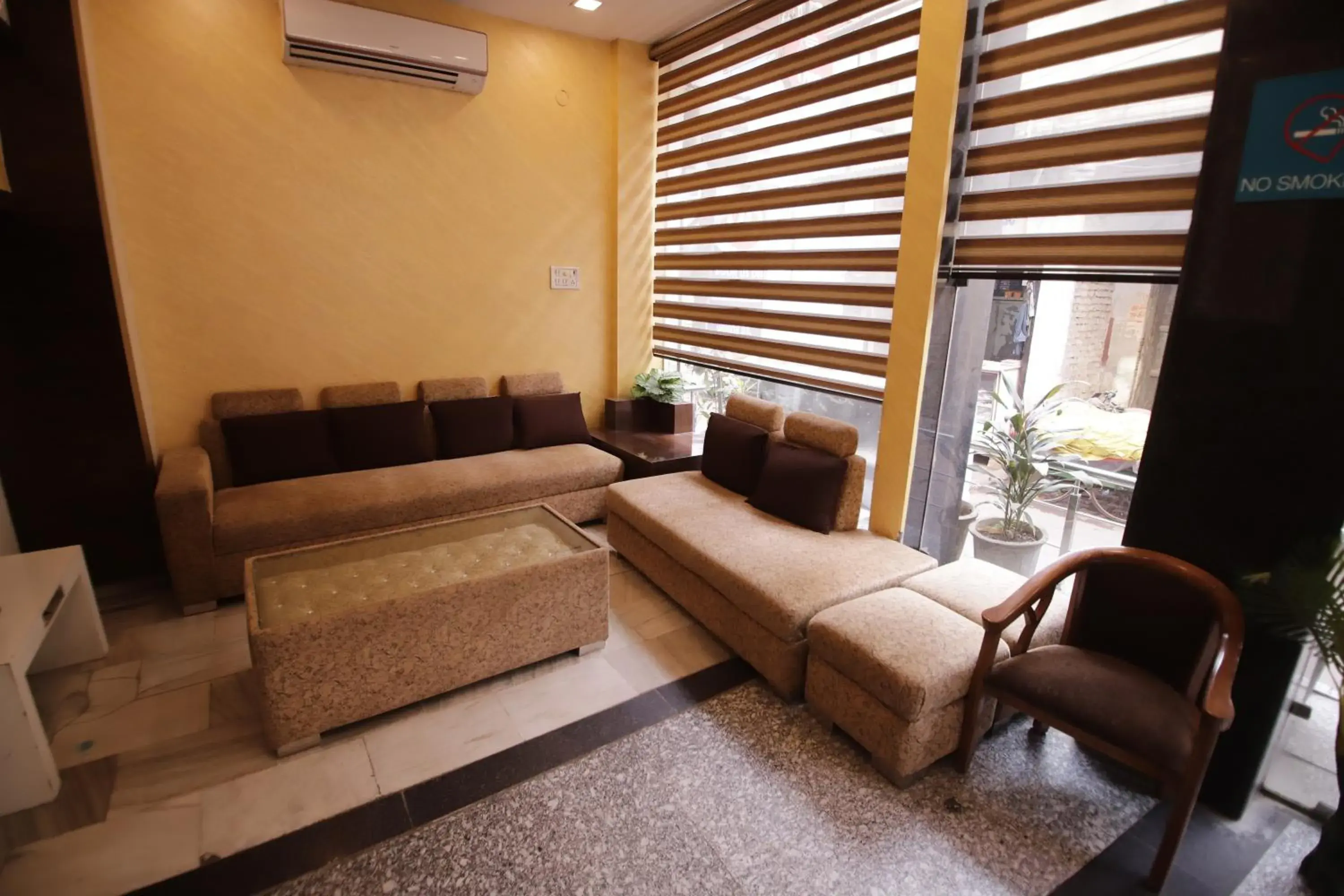 Lounge or bar in Hotel Golden Wings Lounge or bar in Hotel Golden Wings