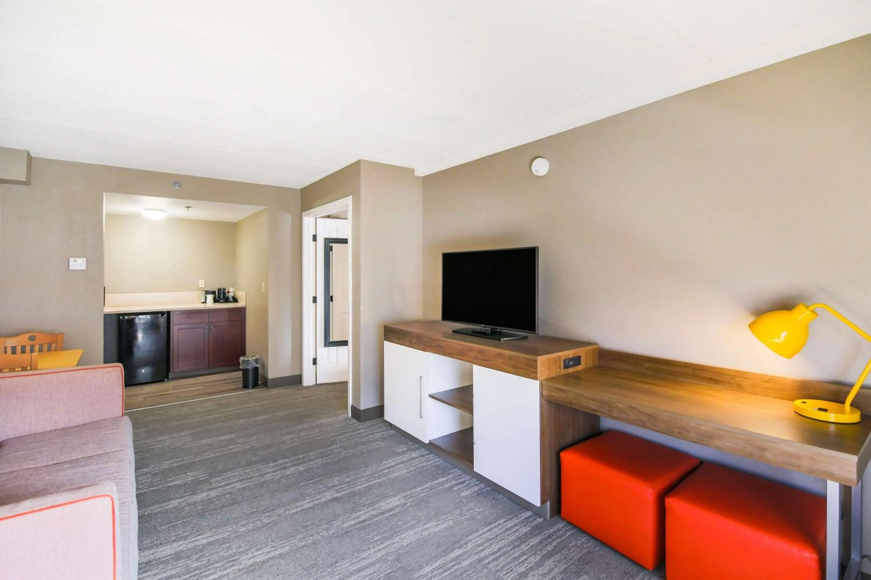 Living room in Hampton Inn Fall River/Westport