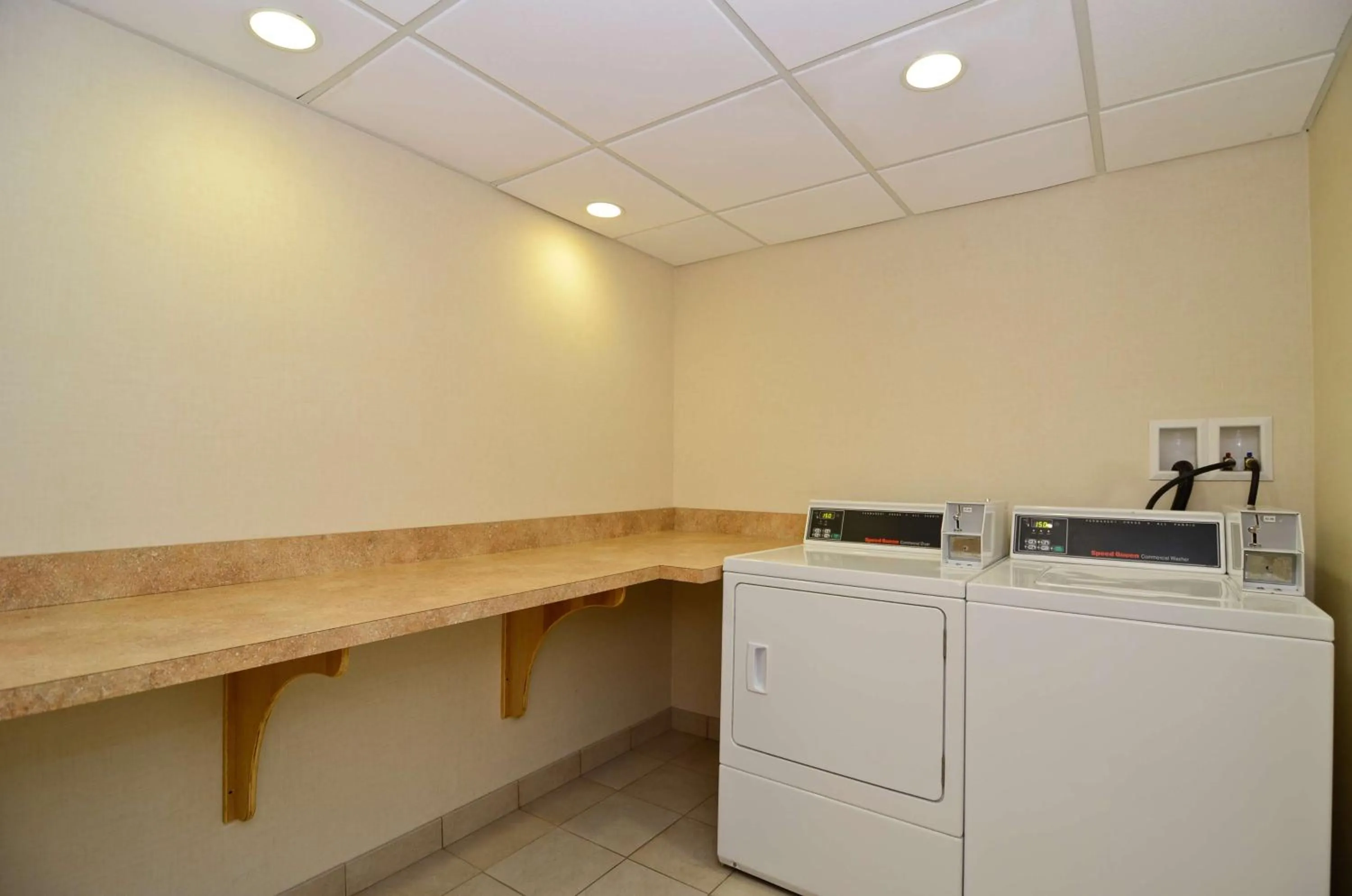 Property building in Hampton Inn Fall River/Westport