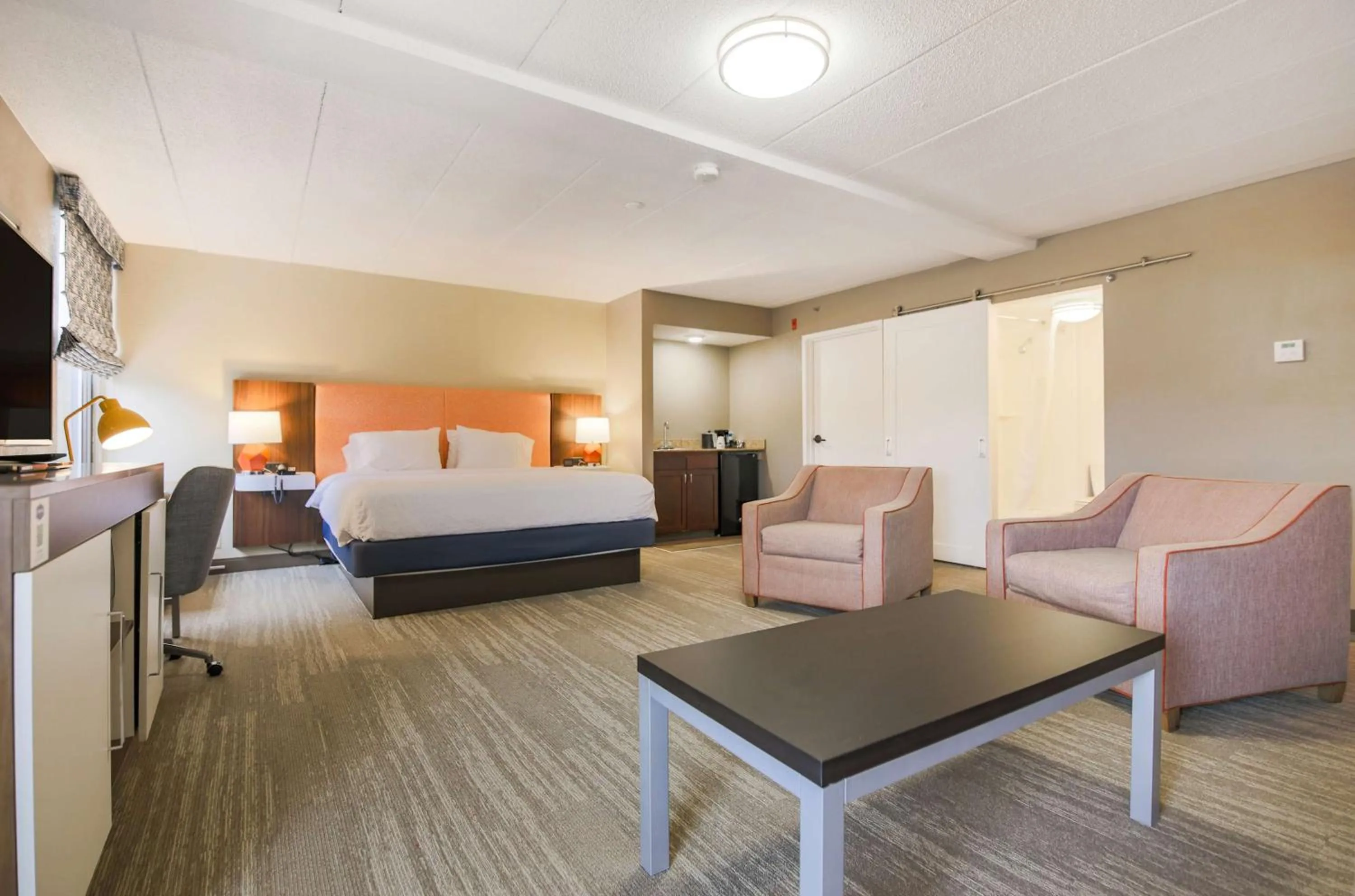 Living room, Bed in Hampton Inn Fall River/Westport