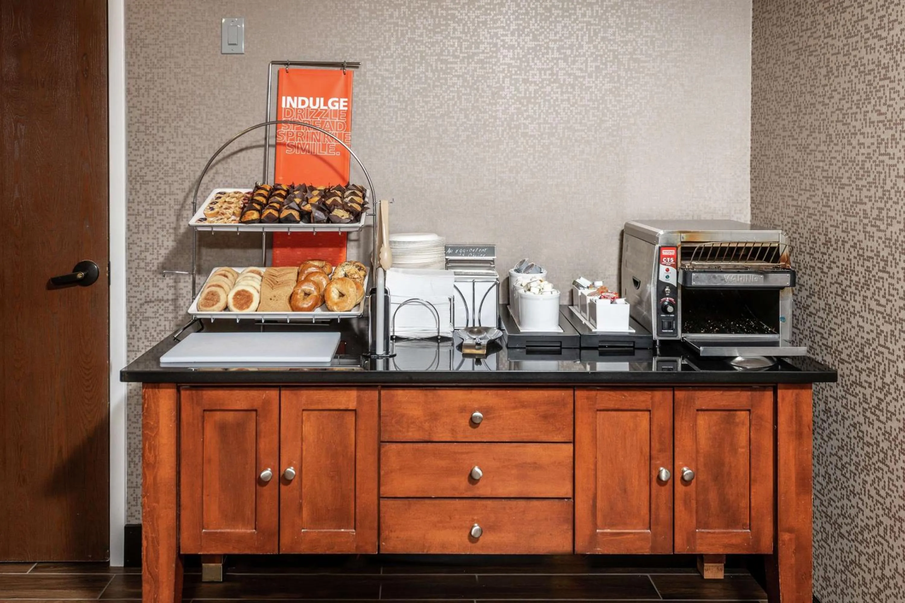 Restaurant/places to eat in Hampton Inn Fall River/Westport