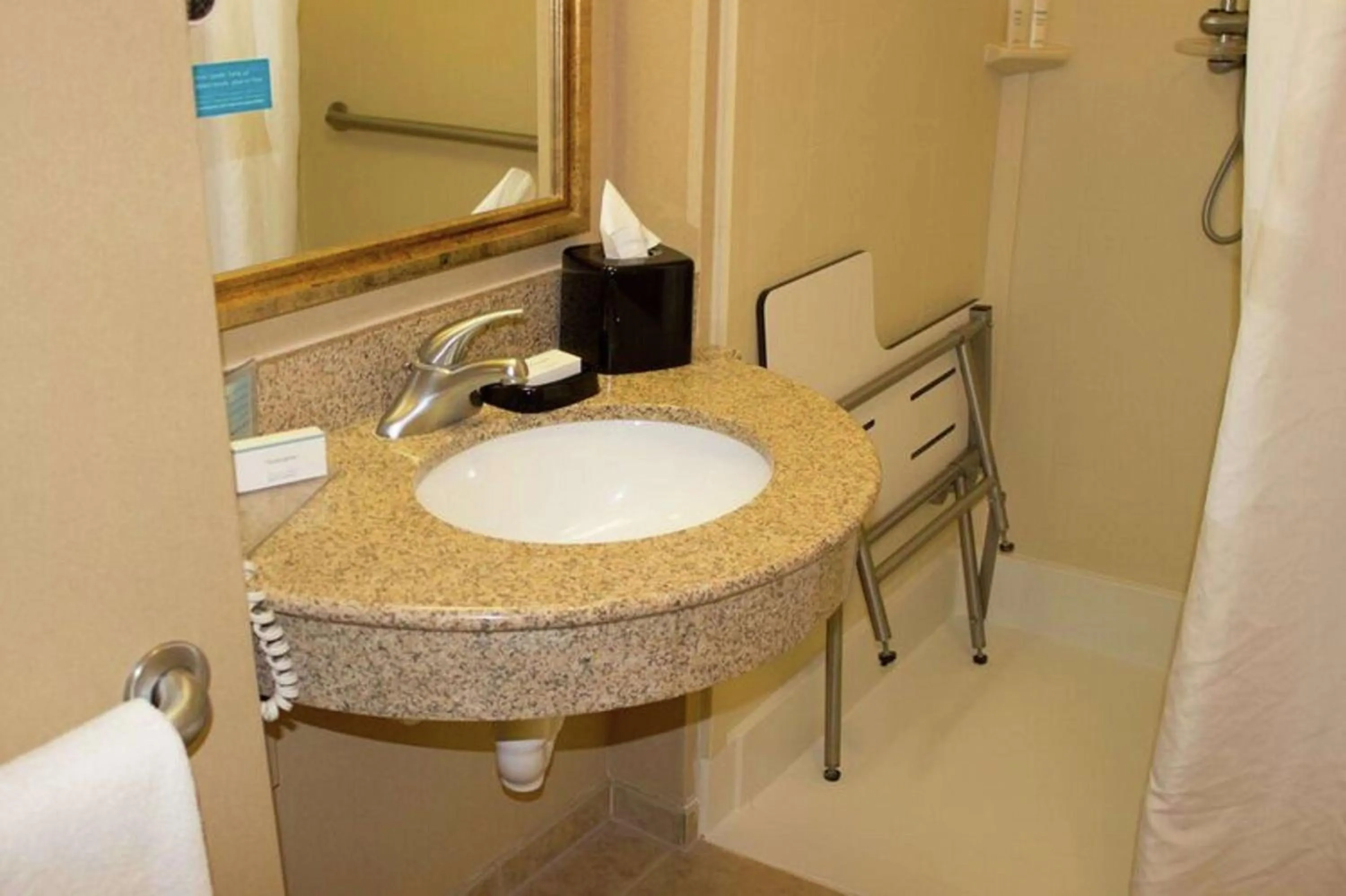 Bathroom in Hampton Inn Gallipolis