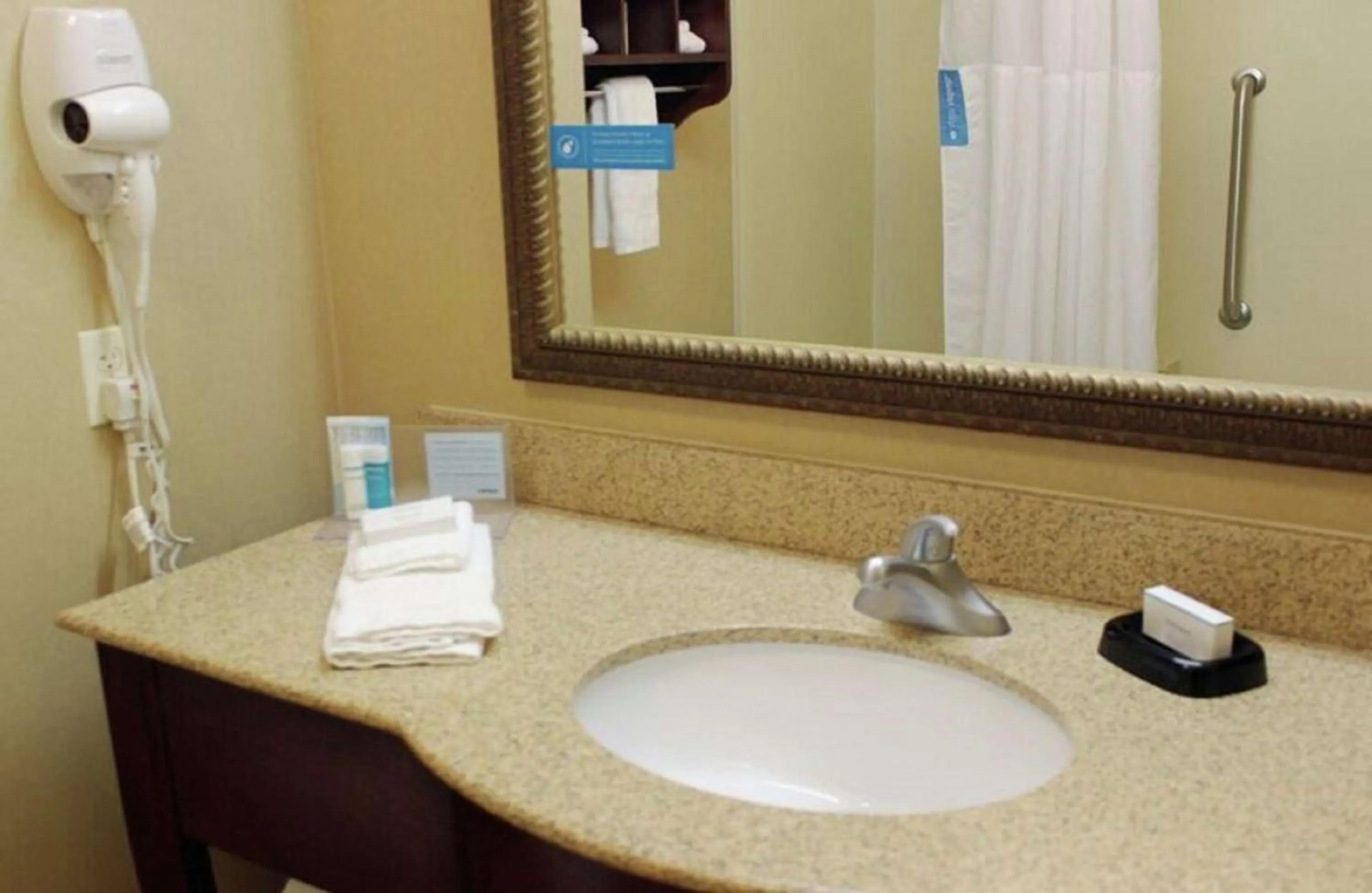 Bathroom in Hampton Inn Gallipolis