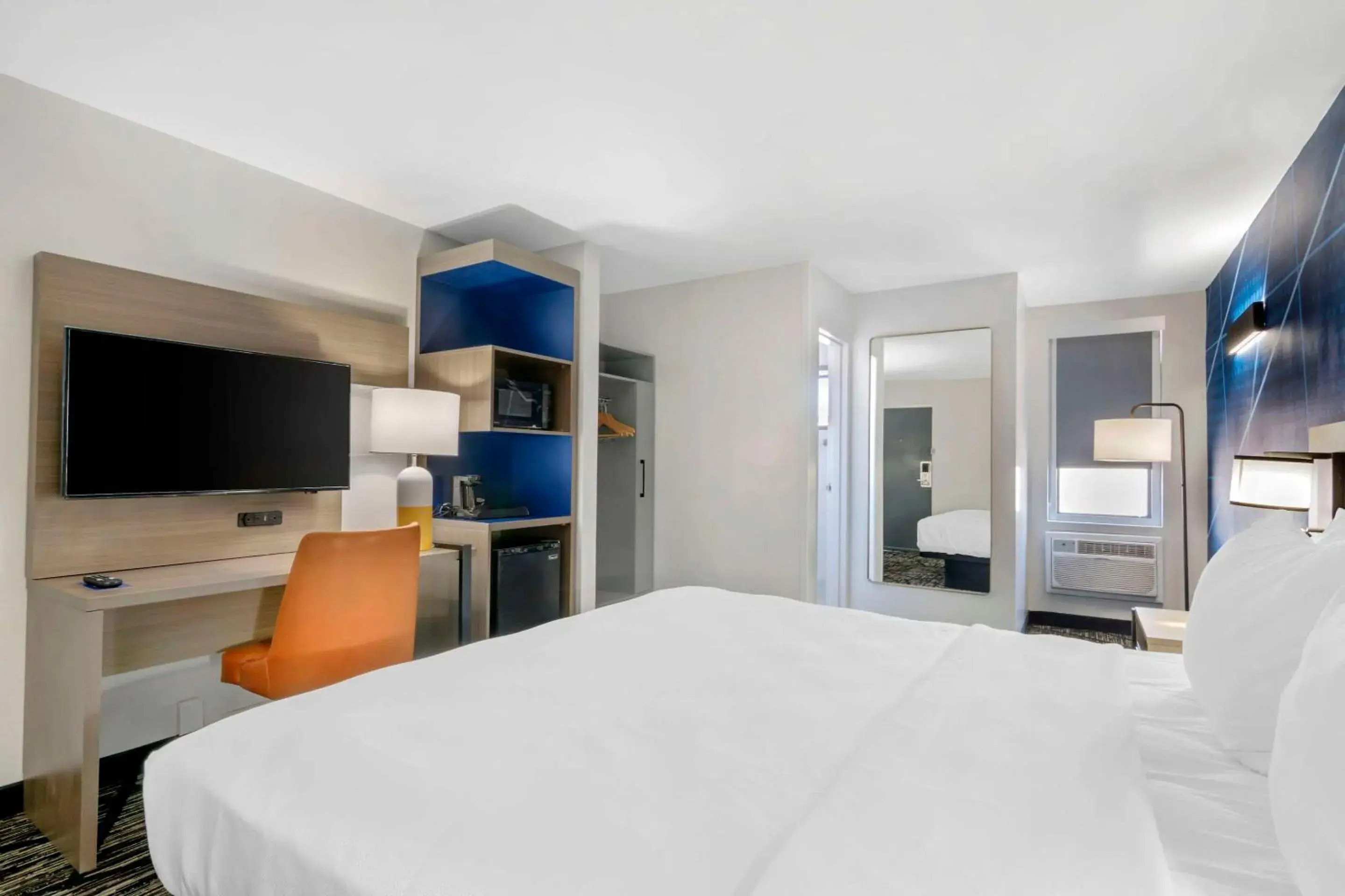 King Room with Roll-In Shower - Disability Access/Non Smoking in Comfort Inn Kansas City Midtown King Room with Roll-In Shower - Disability Access/Non Smoking in Comfort Inn Kansas City Midtown