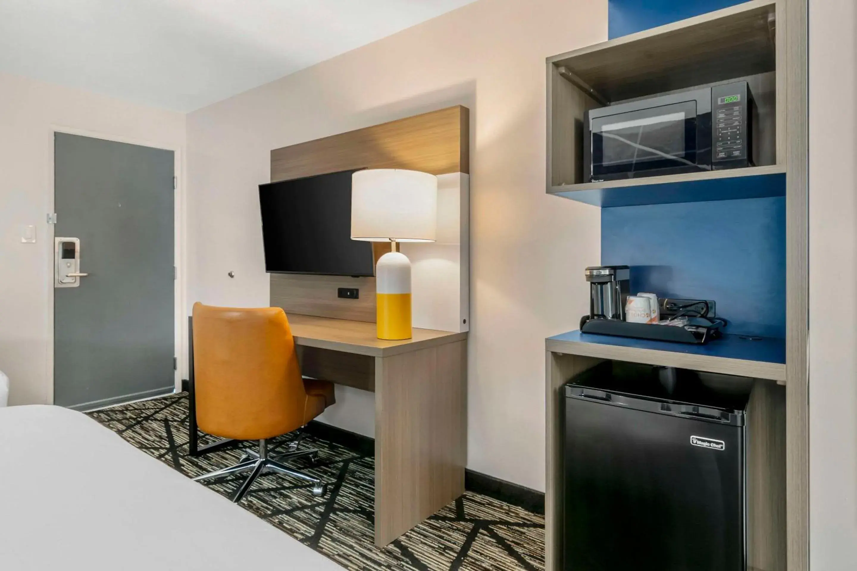 Queen Room with Two Queen Beds and Bath Tub - Mobility Accessible/Non-Smoking in Comfort Inn Kansas City Midtown Queen Room with Two Queen Beds and Bath Tub - Mobility Accessible/Non-Smoking in Comfort Inn Kansas City Midtown