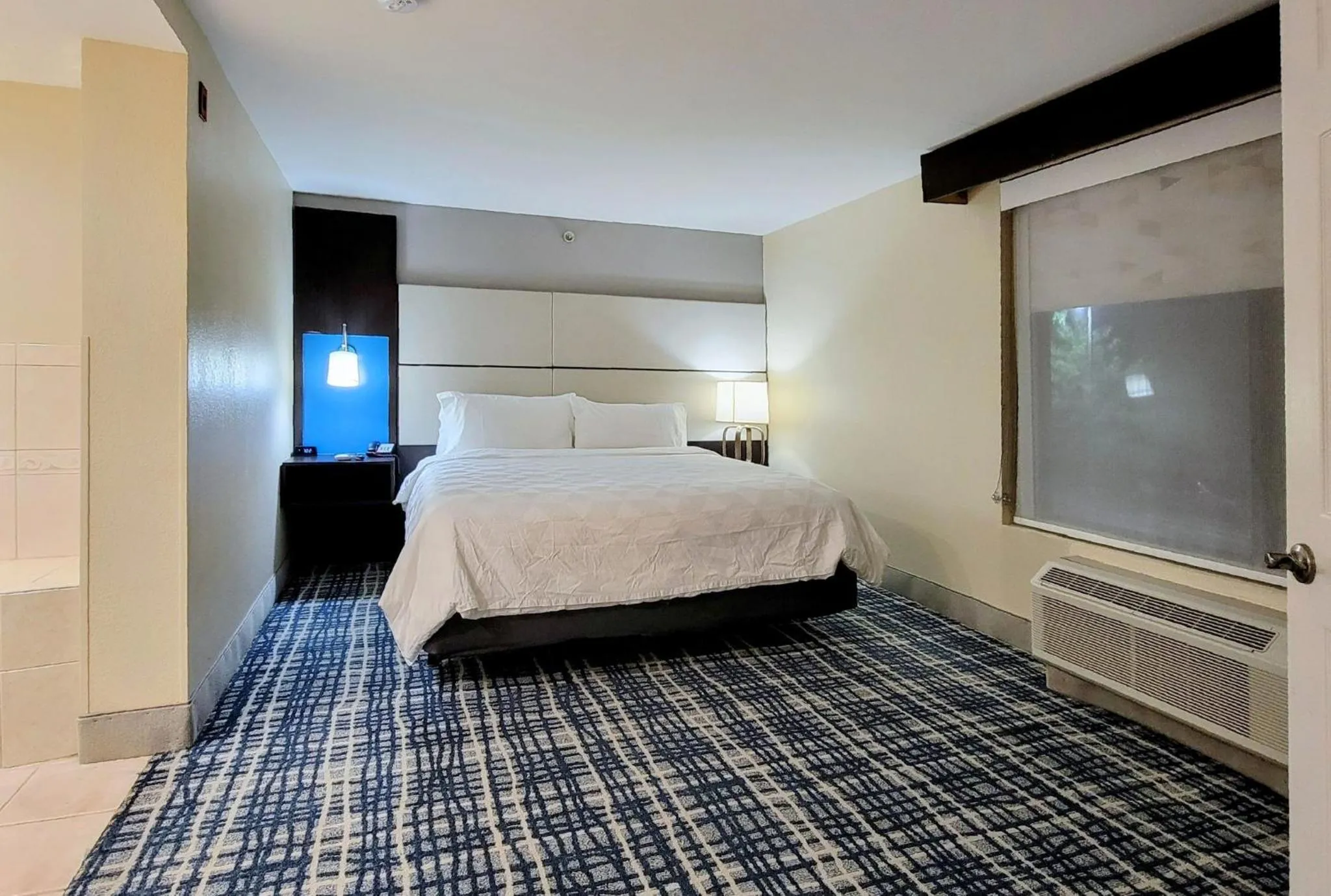 Coffee/tea facilities, Bed in Holiday Inn - Belcamp - Aberdeen Area by IHG