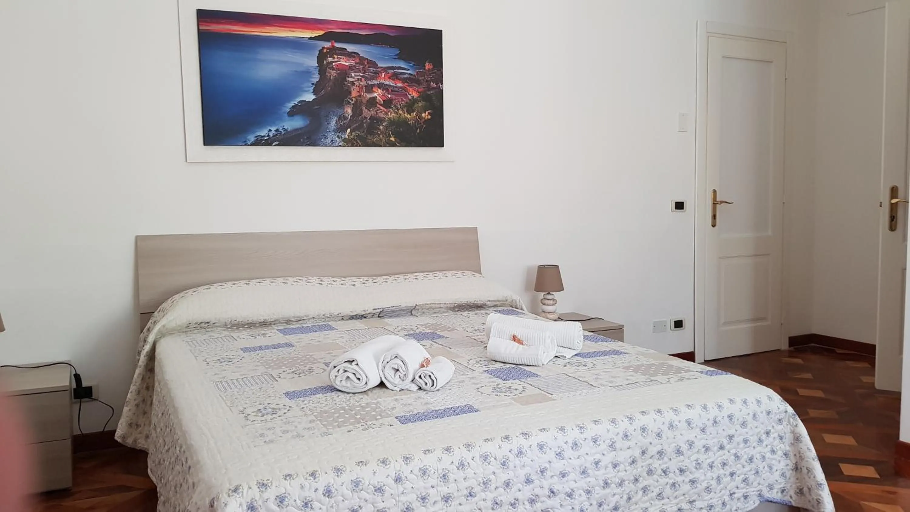 Shower, Bed in Il Giardino dei Limoni Room & Apartments