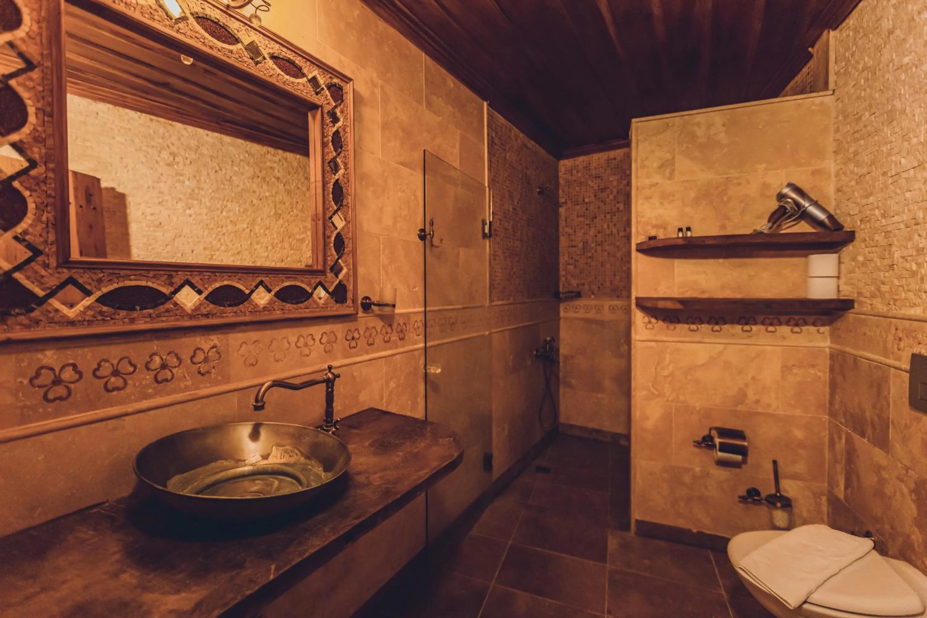 Shower in La maison de Şişik