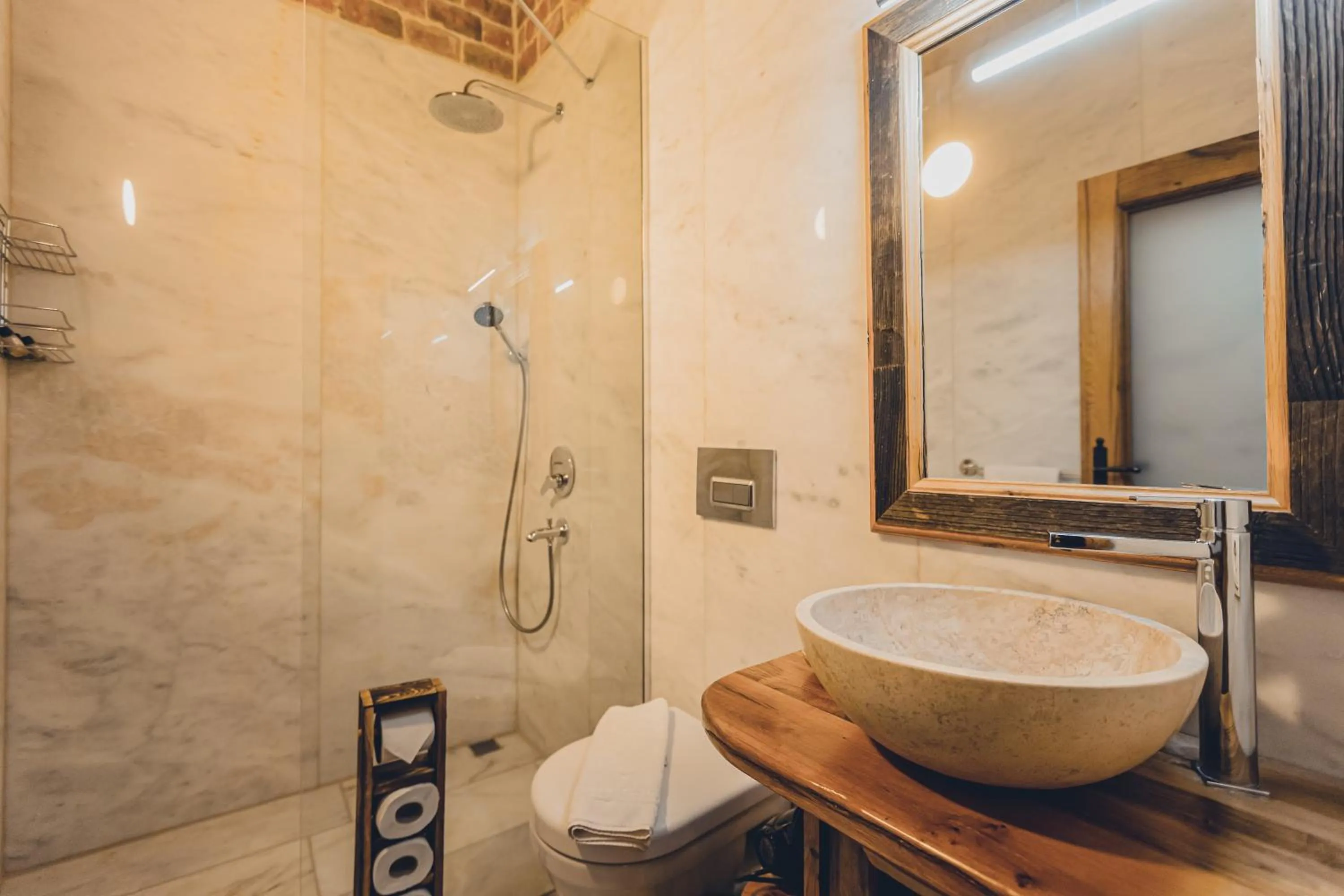 Shower in La maison de Şişik