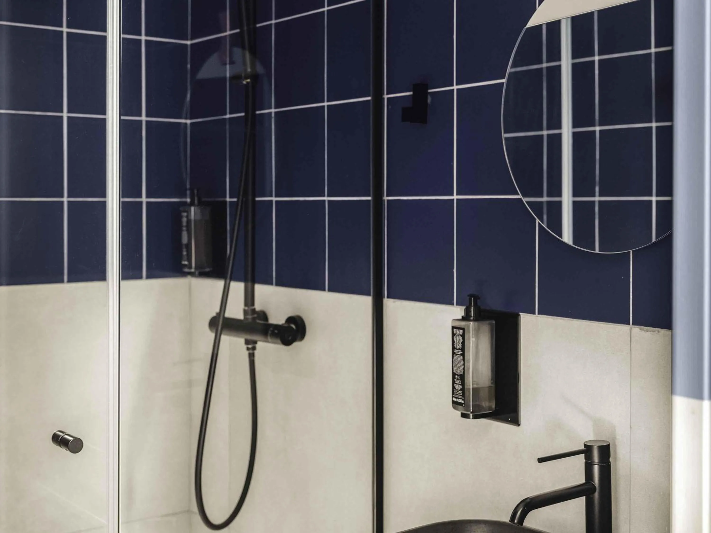 Bedroom in ibis Styles Paris Montmartre Nord