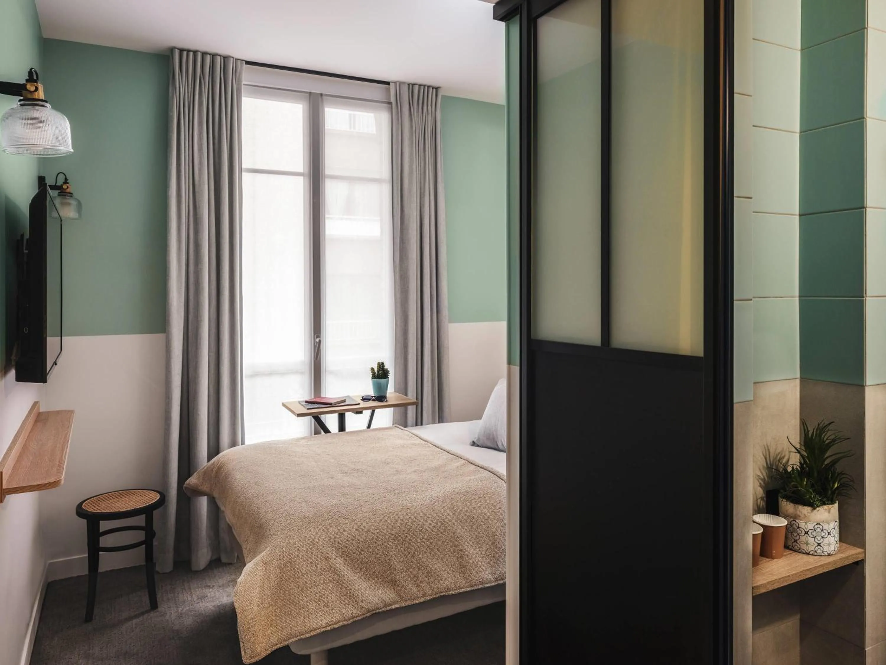 Bedroom, Bed in ibis Styles Paris Montmartre Nord
