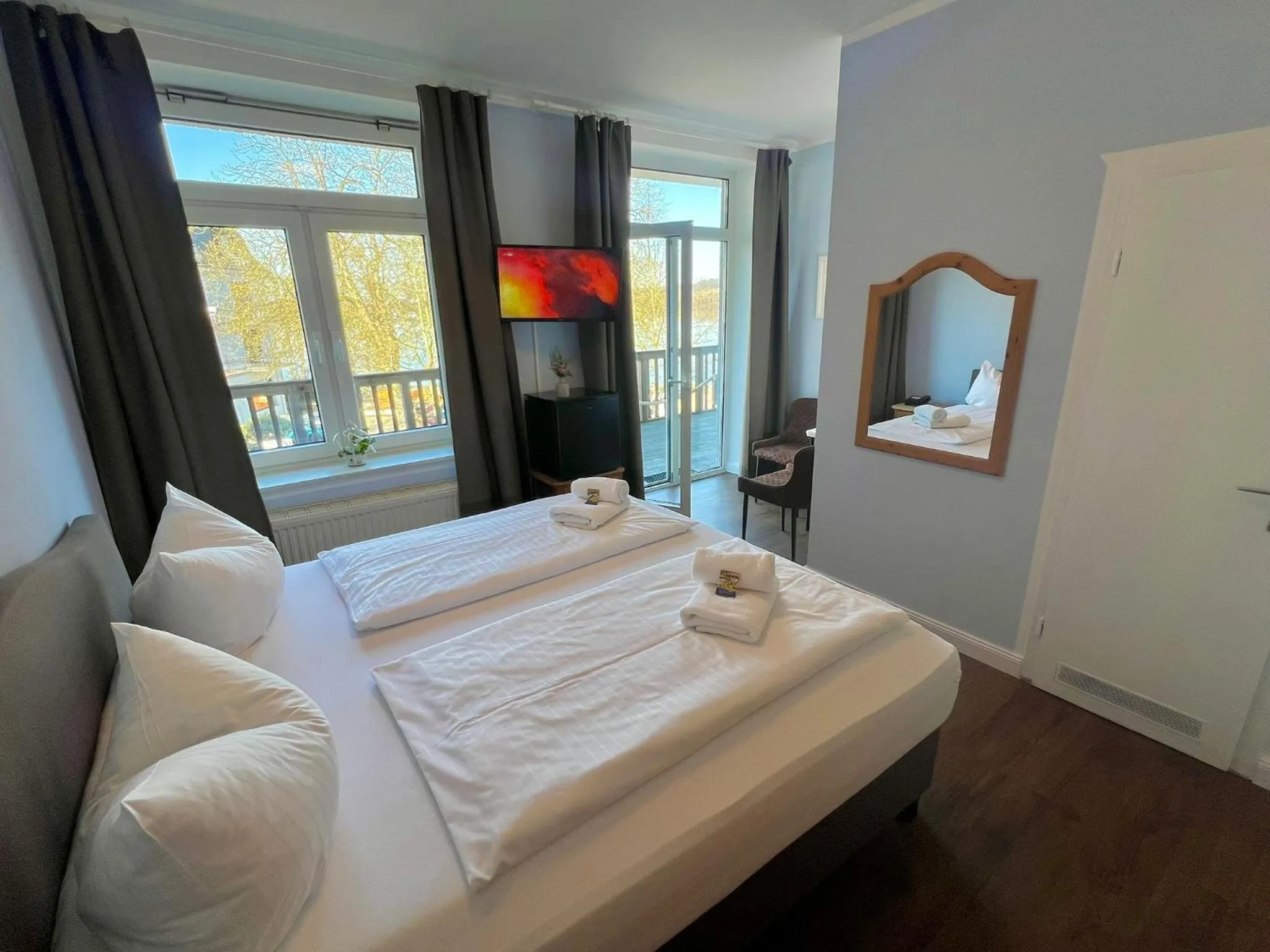 Lake view, Bed in Hotel Holsteinische Schweiz am Dieksee