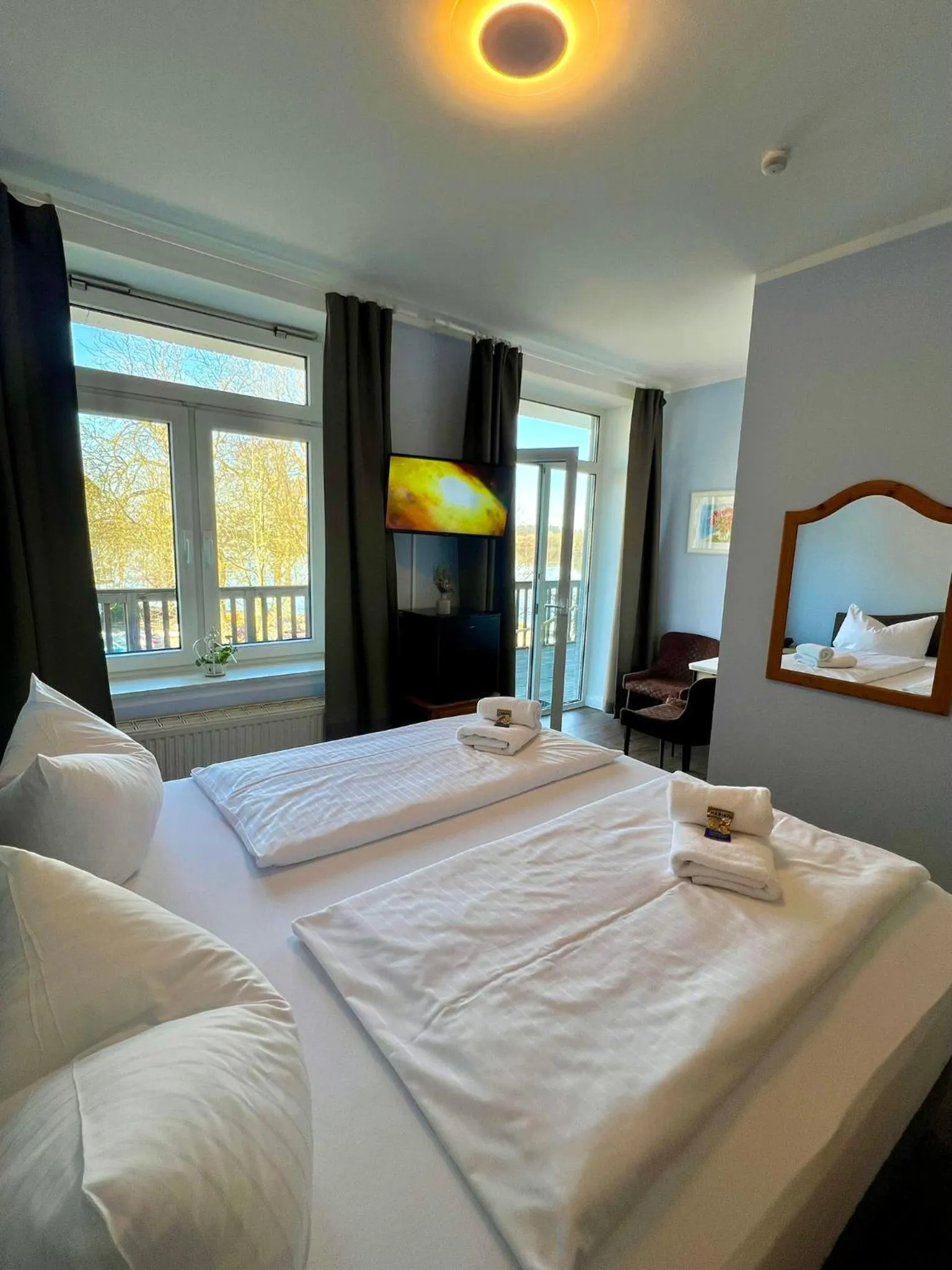 Lake view, Bed in Hotel Holsteinische Schweiz am Dieksee