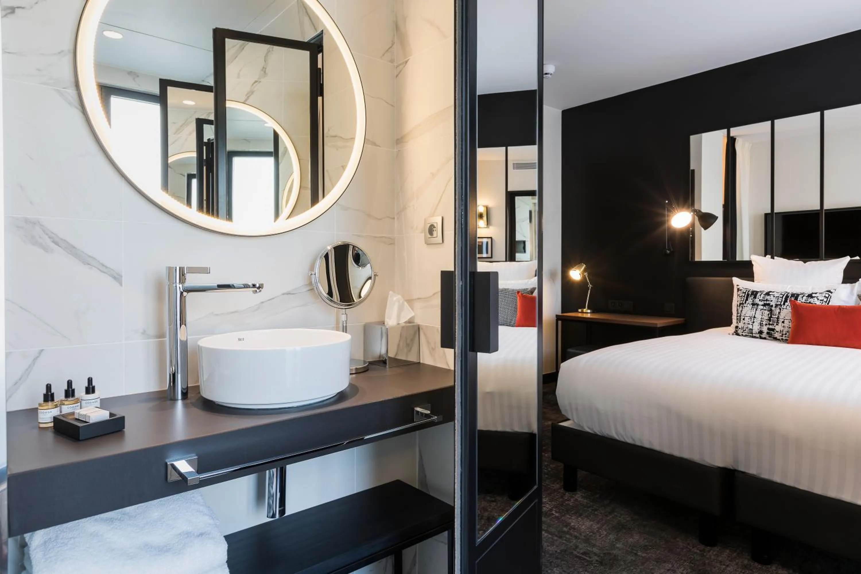 Bathroom, Bed in Laz' Hotel Spa Urbain Paris