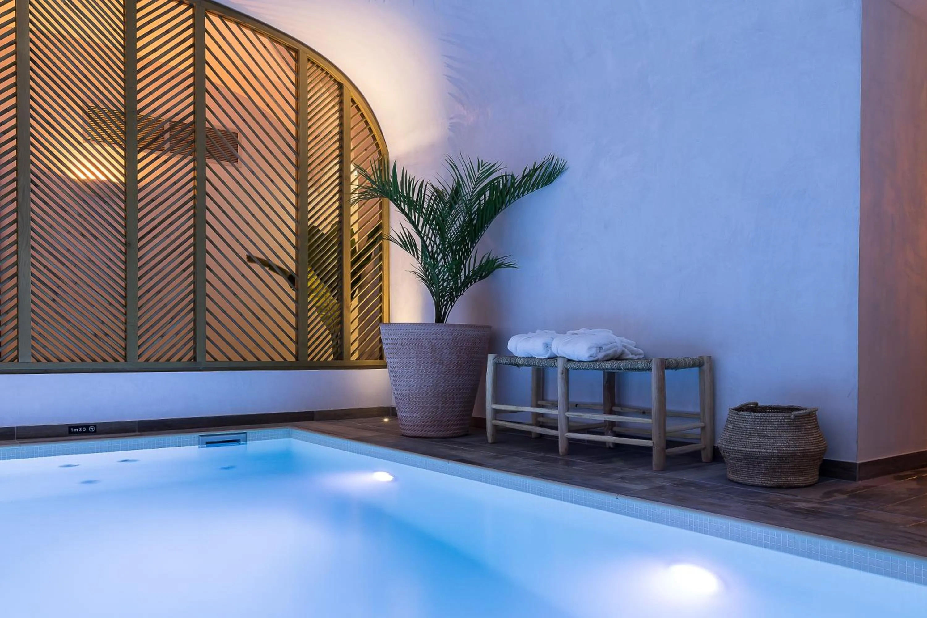 Swimming pool in Laz' Hotel Spa Urbain Paris