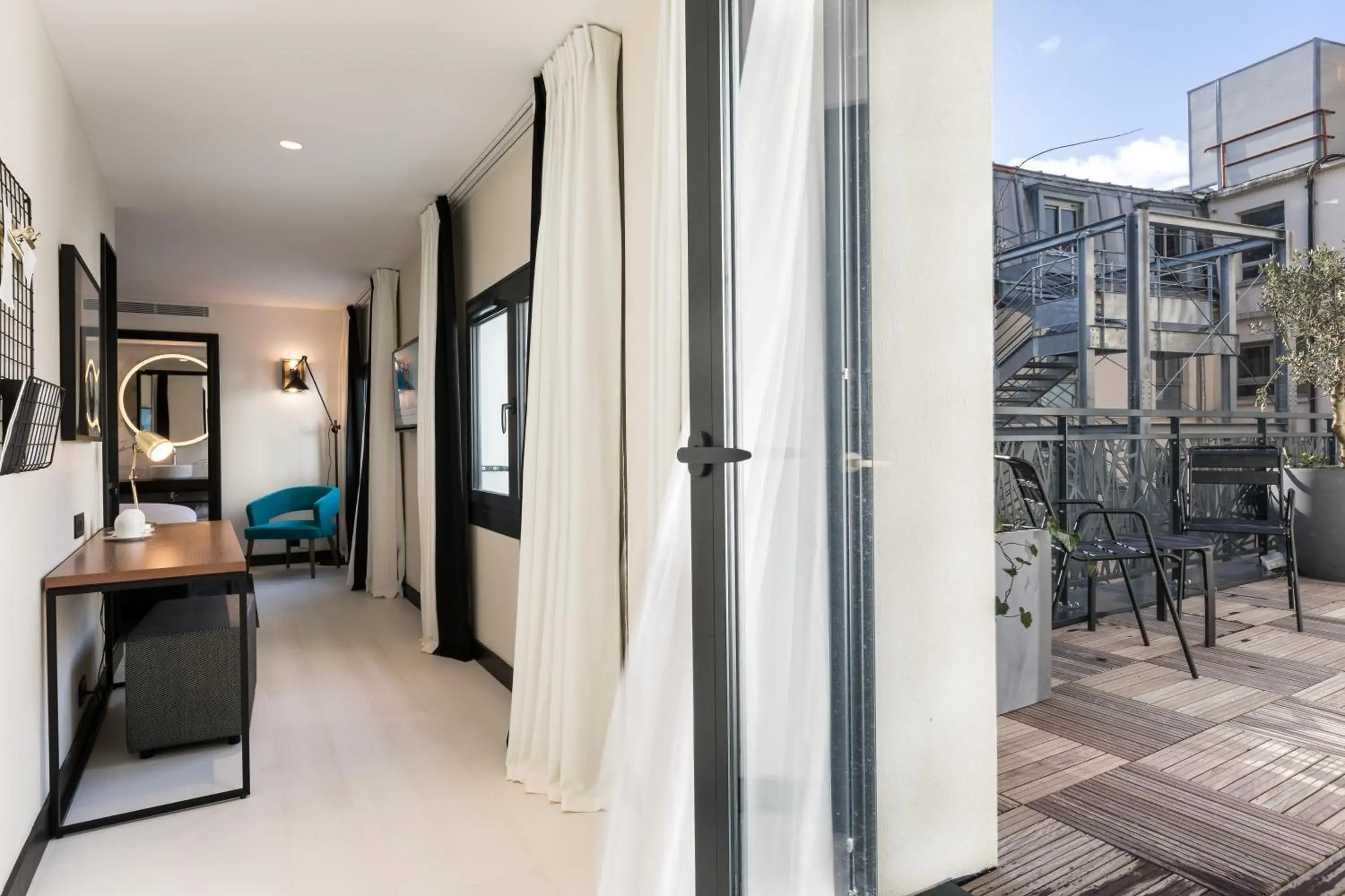 Deluxe Double Room with Balcony in Laz' Hotel Spa Urbain Paris Deluxe Double Room with Balcony in Laz' Hotel Spa Urbain Paris