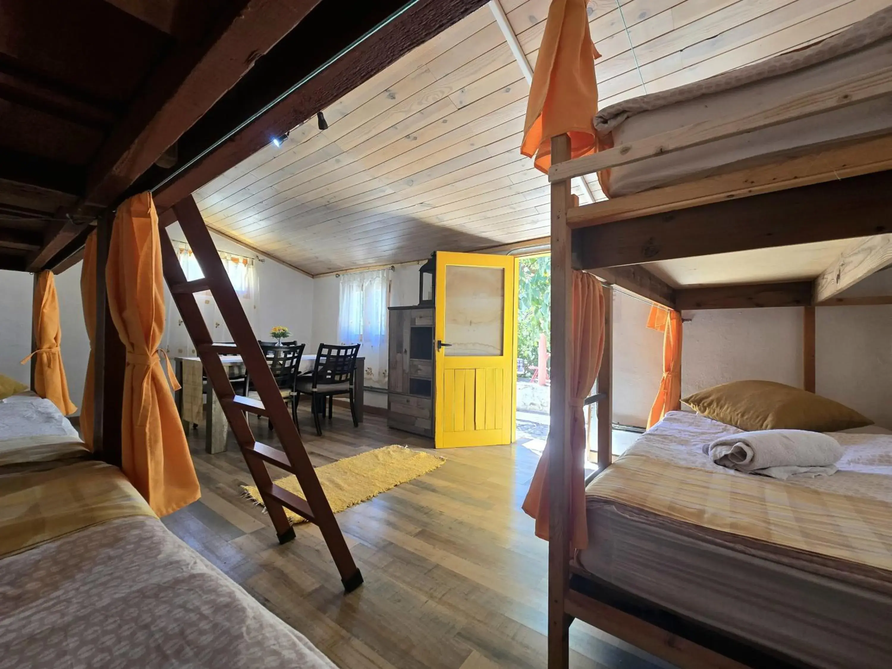Bed in 6-Bed Mixed Dormitory Room in Mountain Hostel&House Finca La Isa by Rose Bed in 6-Bed Mixed Dormitory Room in Mountain Hostel&House Finca La Isa by Rose