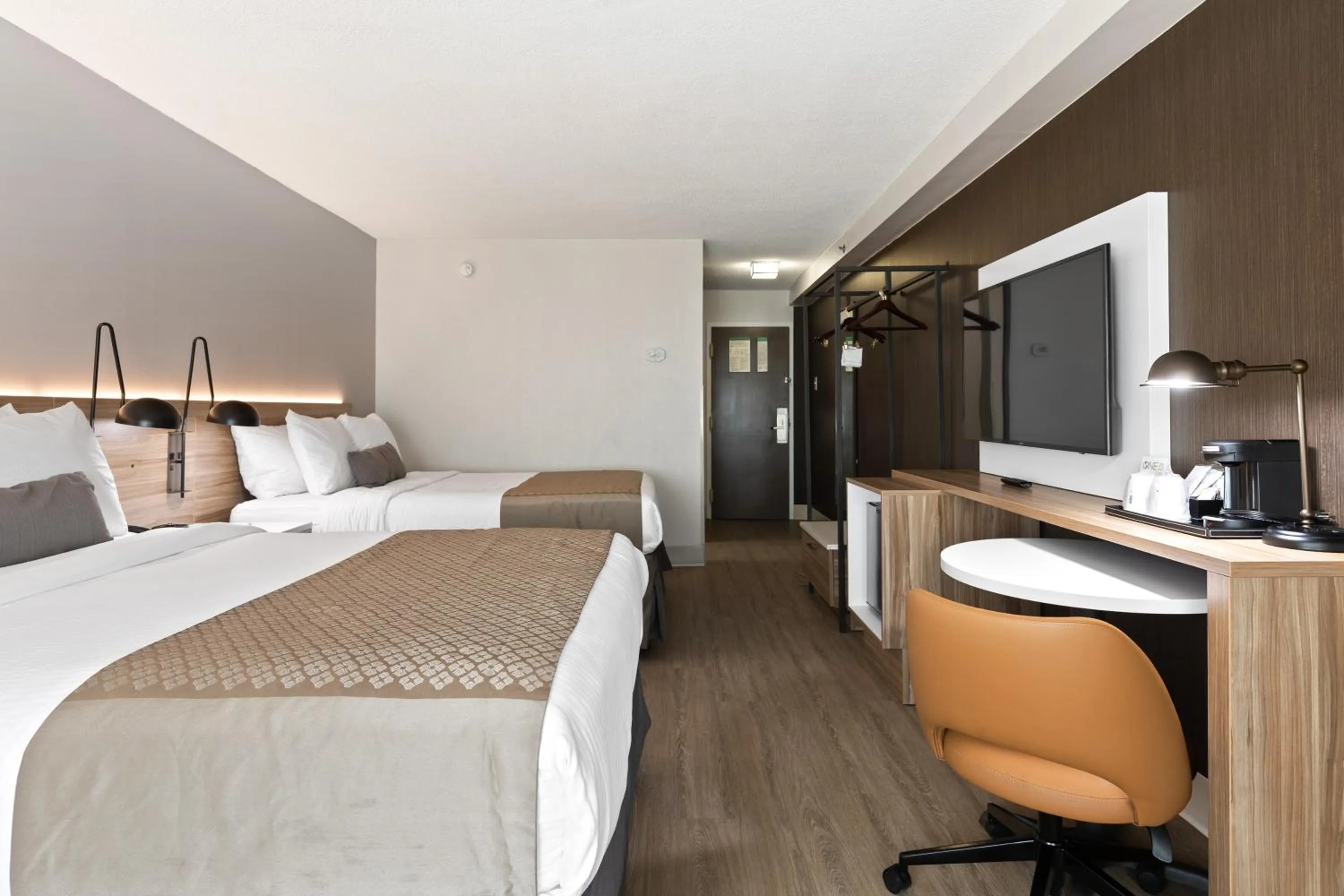 Photo of the whole room, Bed in Wyndham Garden Manassas