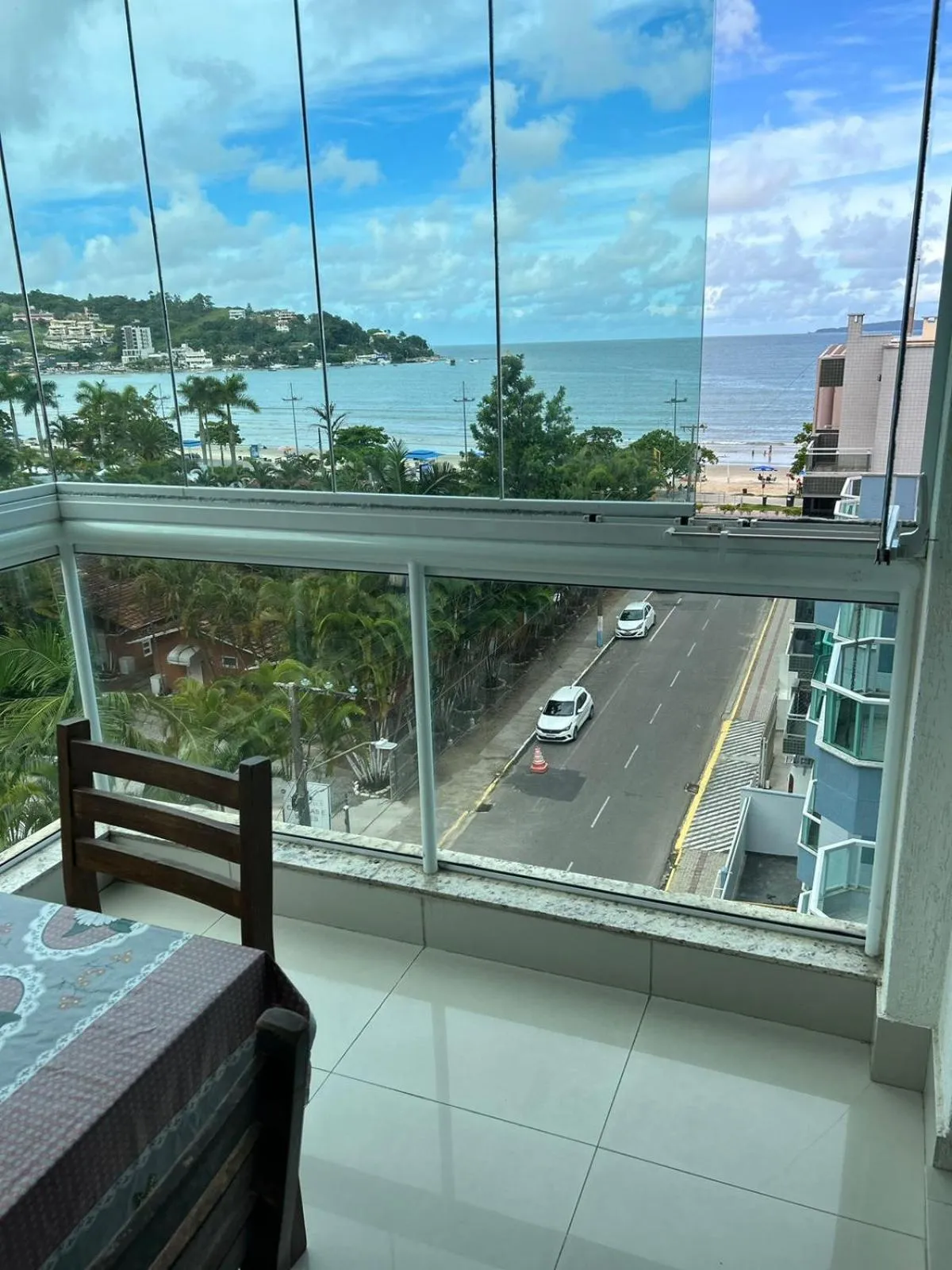 APARTAMENTO AMPLO - 3 SUÍTES - VISTA DESLUMBRANTE para O MAR NO CENTRO DE ITAPEMA, SC