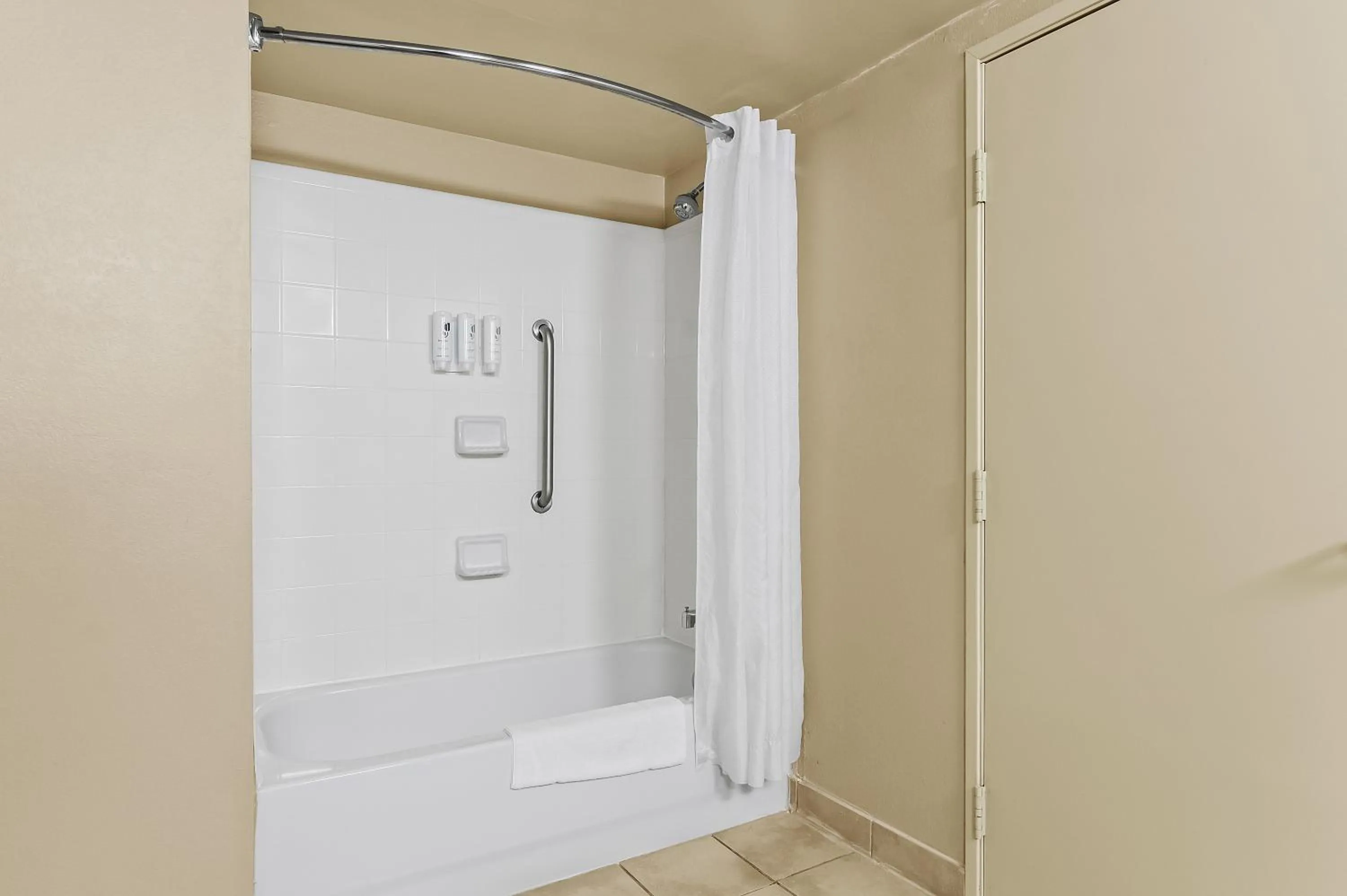 Bathroom in Country Inn & Suites by Radisson, Princeton, WV