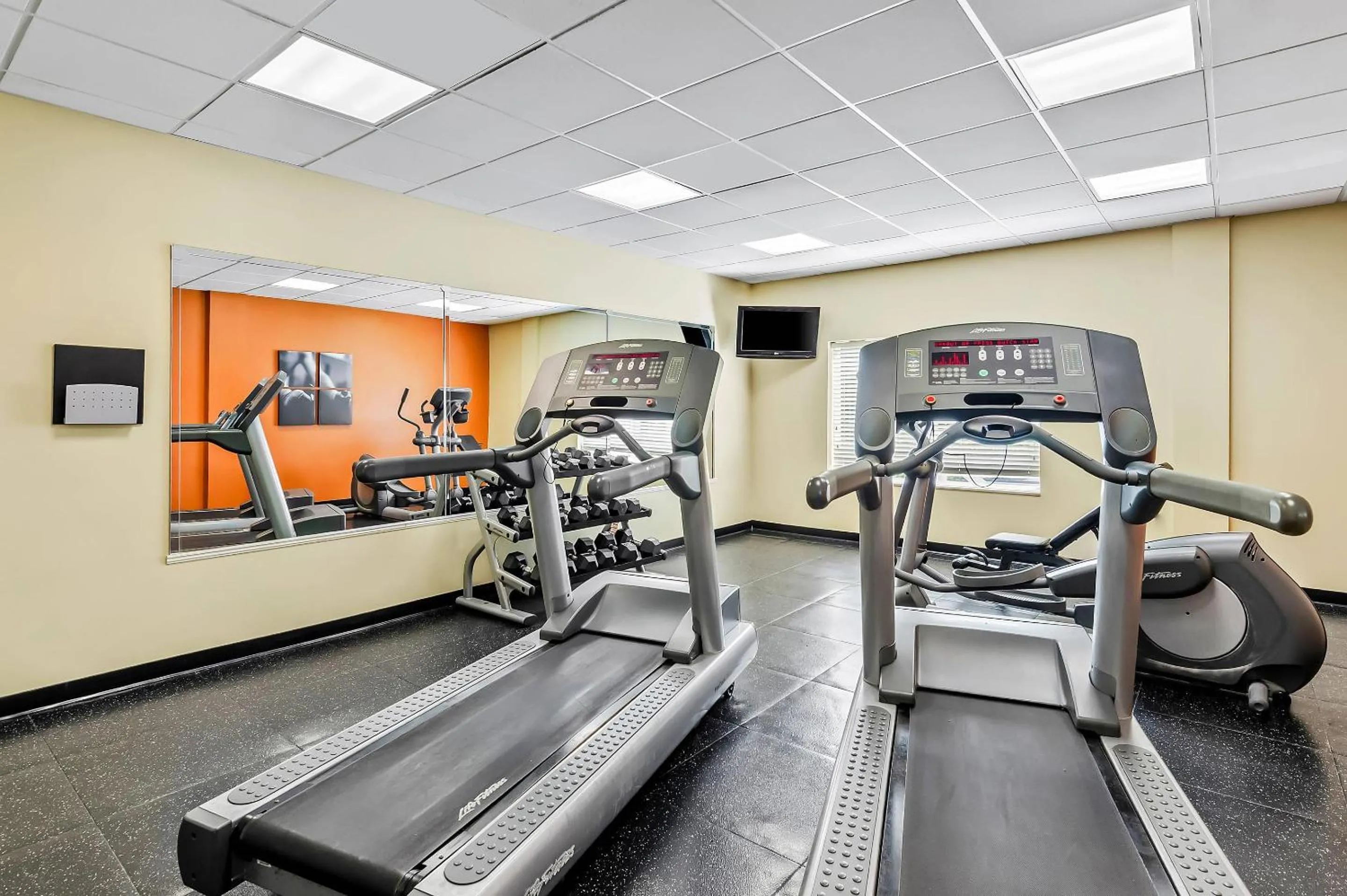 Fitness centre/facilities in Country Inn & Suites by Radisson, Princeton, WV