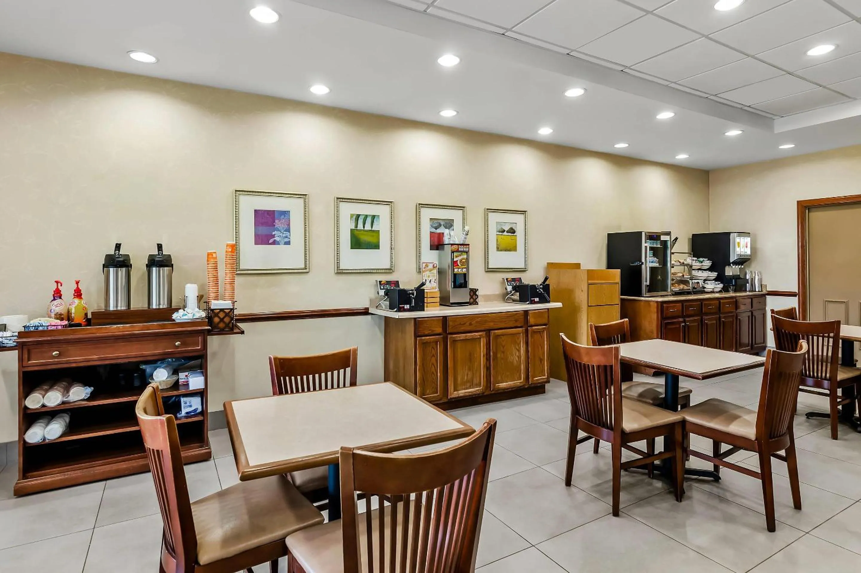 Breakfast in Country Inn & Suites by Radisson, Princeton, WV