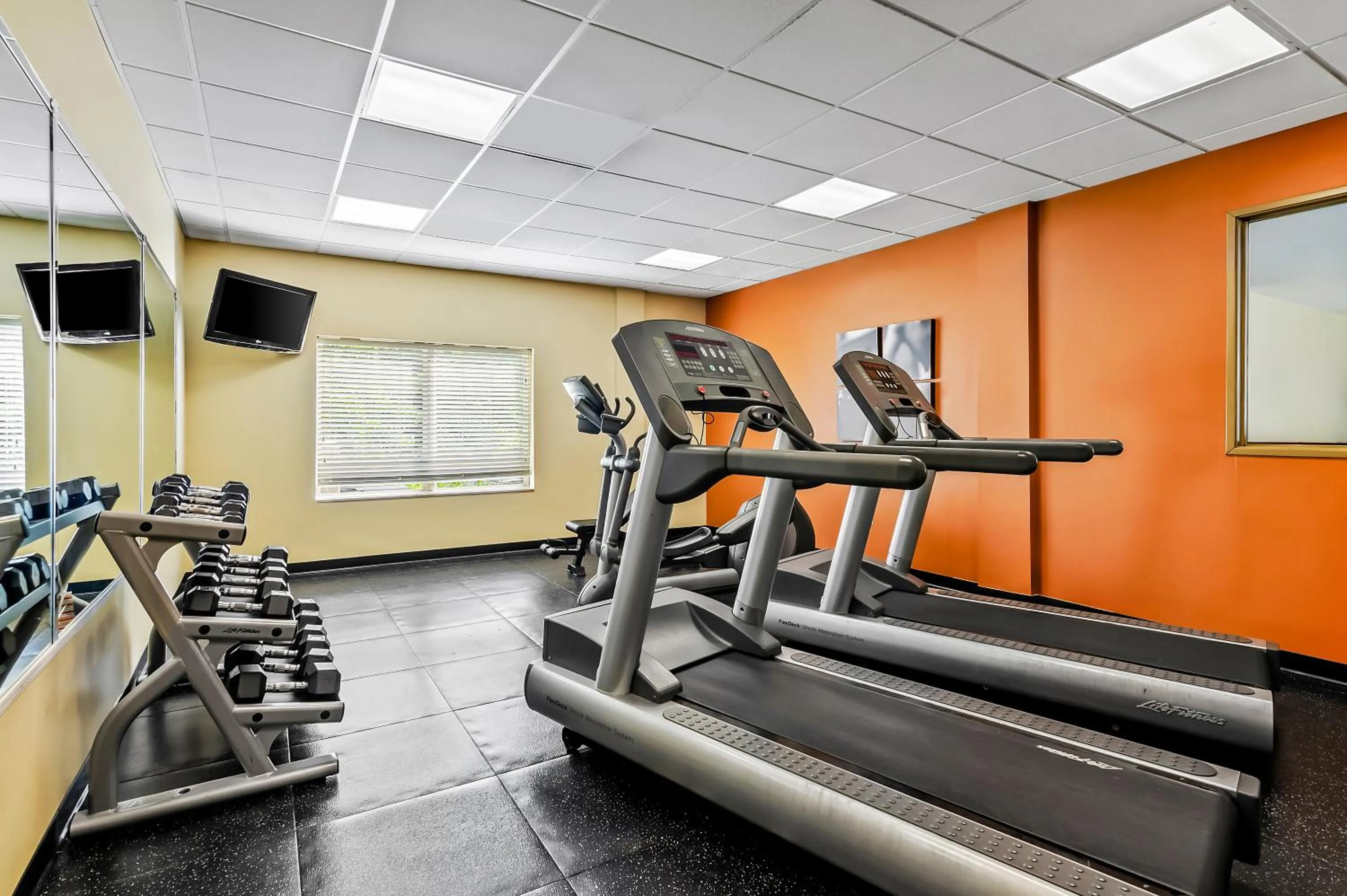 Fitness centre/facilities in Country Inn & Suites by Radisson, Princeton, WV