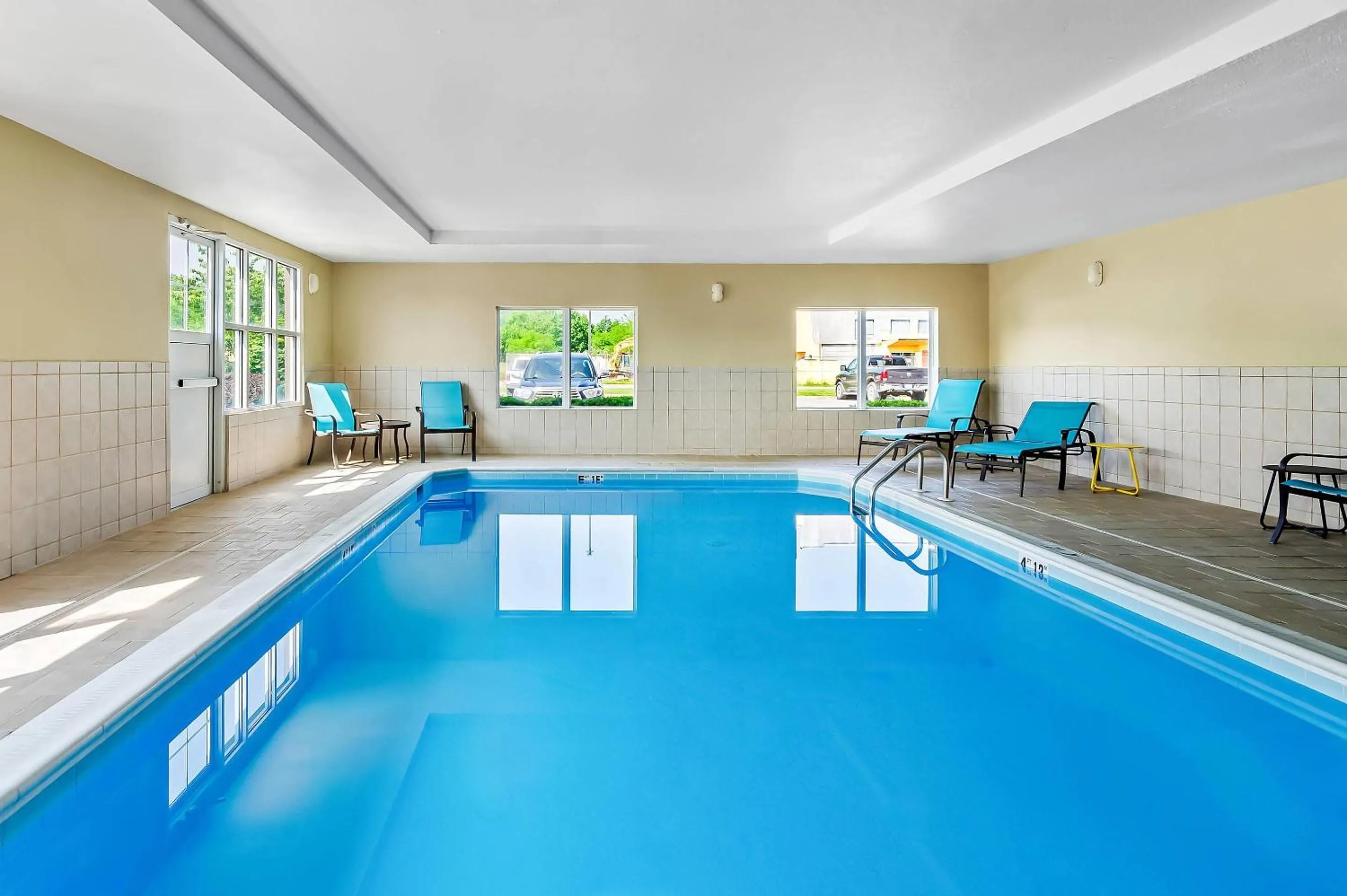 Swimming pool in Country Inn & Suites by Radisson, Princeton, WV