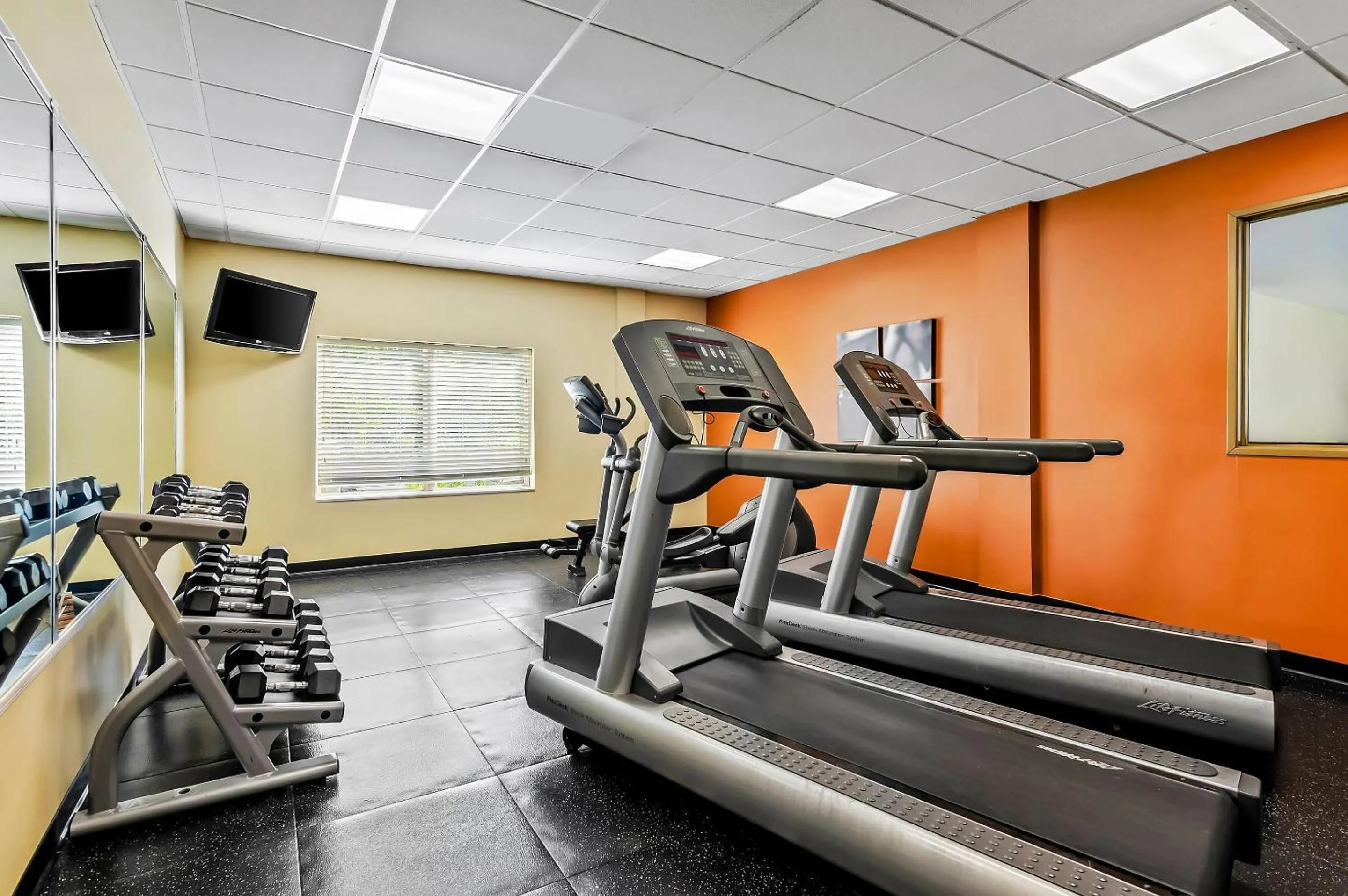Fitness centre/facilities in Country Inn & Suites by Radisson, Princeton, WV