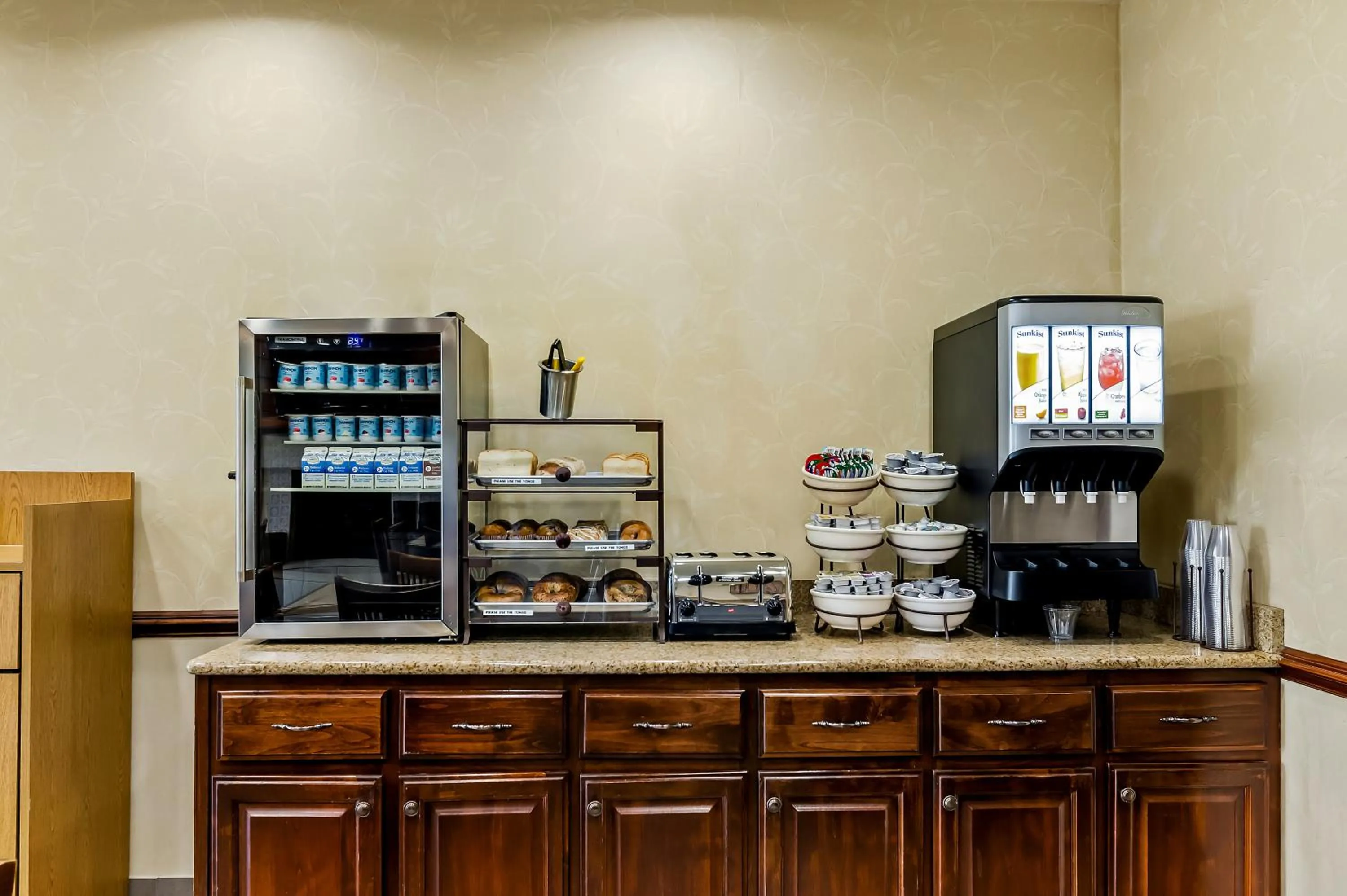 Breakfast in Country Inn & Suites by Radisson, Princeton, WV