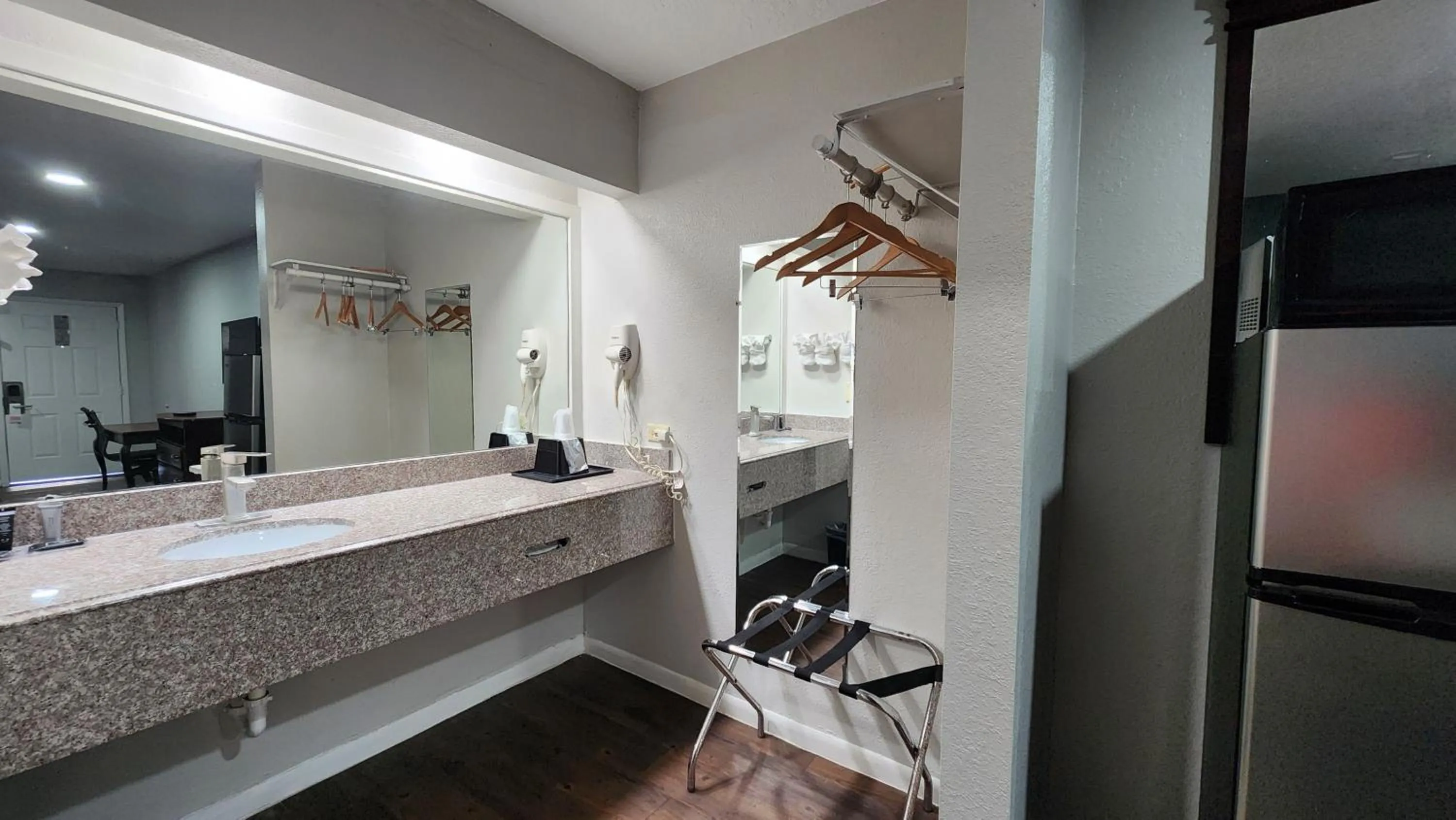 wardrobe in Express Inn Hobby Airport