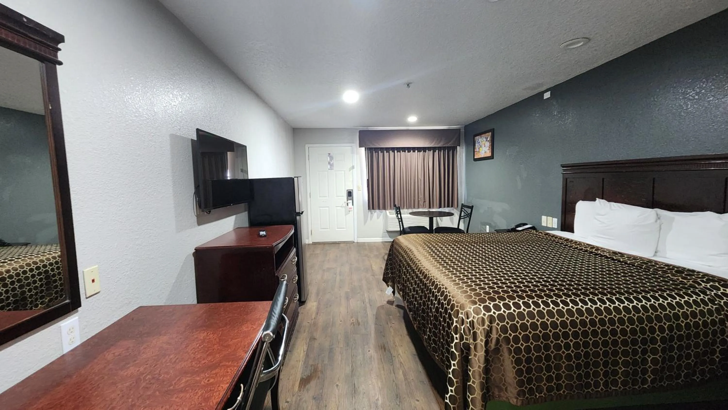 Bed in Express Inn Hobby Airport